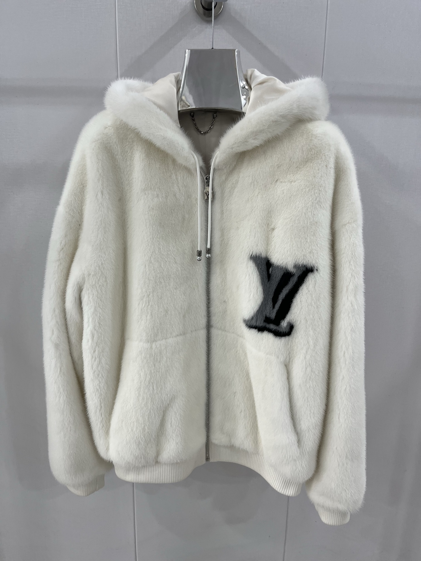 NO:637475,Hong Kong counter authentic LV latest hot style imported short mink jacket, popular style recommended for men and women. Invincible mink imported from Denmark, made with dyeing technology, long production time, extremely high process requirements, original hardware, counter 20W, welcome to compare with genuine counters. Size S----3XL code, Louis Vuitton-clothing, louis vuitton, louis vuitton, jackets & coats, alexander wang19860909香港专柜正品同步LV最新爆款 进口短二貂皮外套,爆款推荐男女同款. 无敌丹麦进口水貂毛 定染工艺技术制作 制作时间长 工艺要求极高 原版五金 专柜20W 欢迎专柜正品对比. 码数S----3XL编码,路易威登-服装,louis vuitton,louis vuitton,jackets & coats,alexander wang,Women's clothing