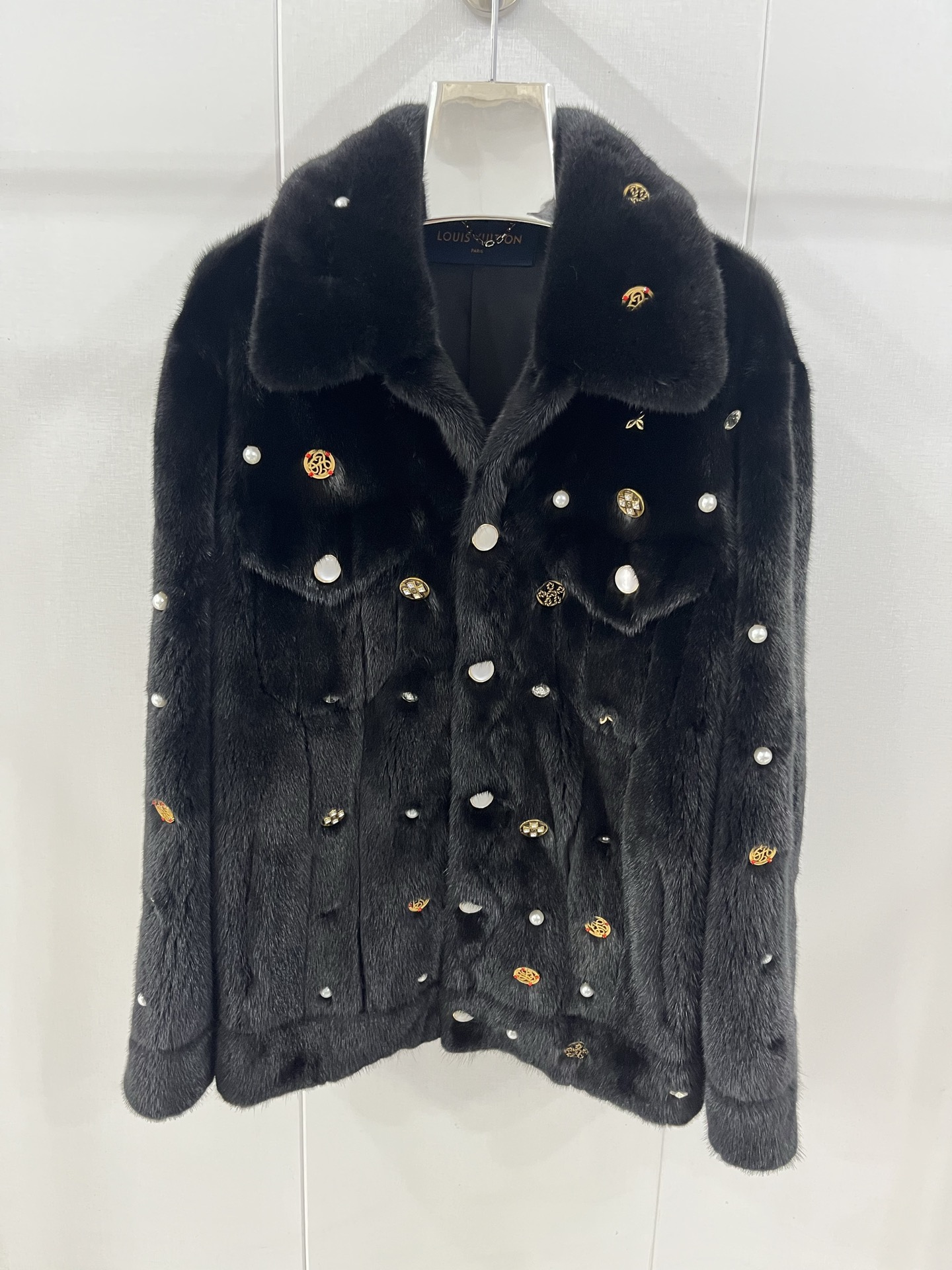 NO:638334,The latest authentic products from European counters are synchronized with 2025 LV's latest popular models, imported mink, trendy brand craft popular styles are recommended for men and women. Invincible Danish imported mink hair, made with dyeing technology, long production time, extremely high process requirements, original hardware, counter 20W, welcome to compare genuine counters. Size S----3XL code, Louis Vuitton-clothing, louis vuitton, louis vuitton, alexander wang19860909欧洲专柜正品同步2025LV最新爆款 ,进口水貂,潮牌工艺爆款推荐男女同款. 无敌丹麦进口水貂毛 定染工艺技术制作 制作时间长 工艺要求极高 原版五金 专柜20W 欢迎专柜正品对比. 码数S----3XL编码,路易威登-服装,louis vuitton,louis vuitton,alexander wang,Women's clothing