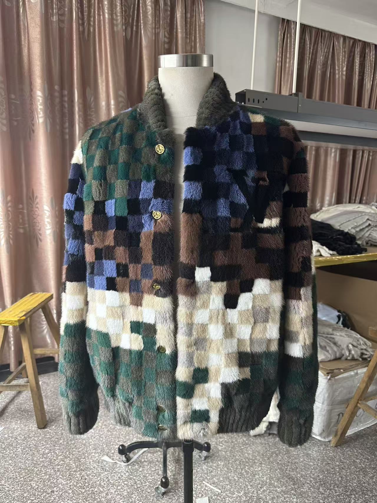 NO:637472,Paris fashion model catwalk style mink coat for men and women, Louis Vuitton series | There is no ceiling for dressing, and the exquisite craftsmanship and skills are all experienced. No craftsman with more than ten years can't make such clothes. Louis Vuitton holds a men's wear show in Paris. The much anticipated, Pharrell Williams' Louis  Vuitton's first show is finally here with everyone. This is a grand show that brings together music, design, and fashion. Superstars from all over the world gather here. The ancient Pont Neuf in Paris has also been given new life. It is definitely a popular recommendation that everyone can see the Rolls-Royce-level dyeing process in mink clothes. Size S------3XL code, Louis Vuitton-clothing, louis vuitton, louis vuitton, jackets & coats, leather jacket, alexander wang19860909巴黎时装模特走秀款式貂皮外套男女同款Louis Vuitton 系列|穿搭没有天花板,工艺精湛技术都是老刀工没有十几年以上做不出来这样衣服、Louis Vuitton 在巴黎举办男装秀.万众期待中,Pharrell Williams的Louis Vuitton首秀终于和大家见面了.这是一场集合音乐、设计、时尚的盛大演出,来自世界各地的巨星在这里相聚,古老的巴黎新桥也被赋予新的生命,绝对是貂皮衣服当中劳斯莱斯级别染色工艺大家都能看得出来的爆款推荐. 码数S------3XL编码,路易威登-服装,louis vuitton,louis vuitton,jackets & coats,leather jacket,alexander wang,Women's clothing