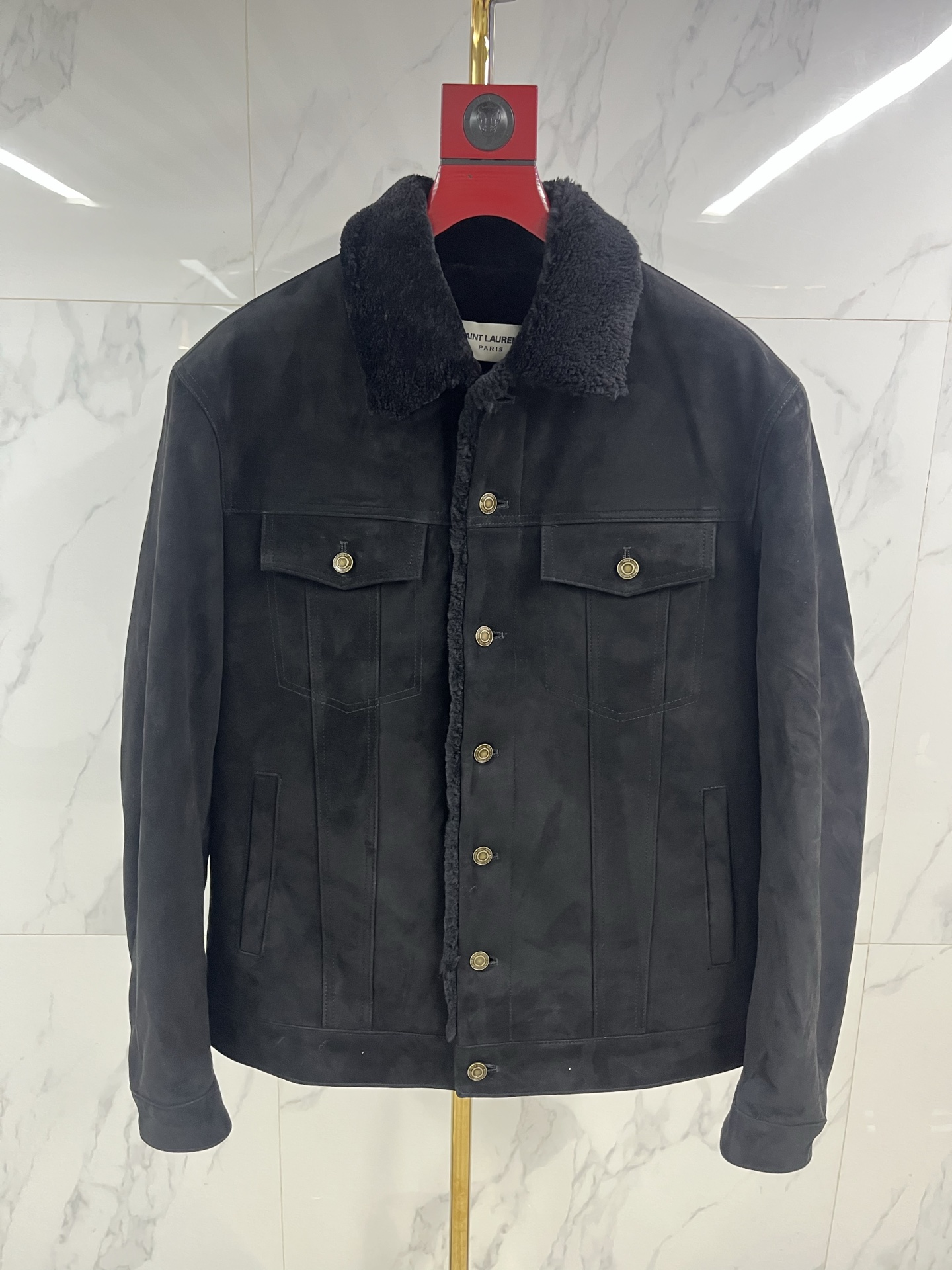 NO:870921,2025 autumn and winter new product Saint Laurent Saint Laurent (SLP) top denim men's fur all-in-one jacket, Australian merino wool and fur all-in-one, elegant and noble, the leather is delicate and soft, the wool is thick and warm. The hardware is custom-made for customers and the bronze I-buckle logo is complete.  Three-dimensional tailoring, exquisite craftsmanship, short and slim fit. The essence of the original version has been absorbed without modification. The slp version is too small, and the body is short and the sleeves are long. It is favored by fashionable men. I have studied genuine old irons and can tell immediately by looking at the proportion of the length of the clothes. It is different from the mainland market.  The long-sleeved shorts and shorts are nondescript. Maybe the market version has been changed to suit the general public, but that is no longer the style of SLP. Following the original version is a manifestation of our pursuit of product quality, and serving more high-end boutique customers is our purpose. Fur is integrated  Code number 48-58, Saint Laurent-clothing, loro piana, saint laurent, saint laurent, jackets & coats, T-shirt,198609092025秋冬新品Saint Laurent 圣罗兰（SLP）顶级牛仔男士皮毛一体外套,澳洲美利奴羊毛皮毛一体,优雅高贵,皮质细腻柔软,羊毛厚实保暖. 五金客供定制古铜工字扣logo齐全 版型立体裁剪,工艺精湛,短款修身.吸取原版精华未做修改,slp版型偏小,衣身偏短袖长偏长为特色,深受时尚男士偏爱,研究过正品的老铁,一看衣长比例立见分晓,区别市场大陆通货袖长短衣长长的不伦不类之货.或许市场货改变版型适合大众西爱,但那已经不是SLP的风格,遵循原版是我们对产品追求品质的表现,为更多高端精品客户服务是我们的宗旨.皮毛一体 码数48——58编码,圣罗兰-服装,loro piana,saint laurent,saint laurent,jackets & coats,T-shirt,,Women's clothing