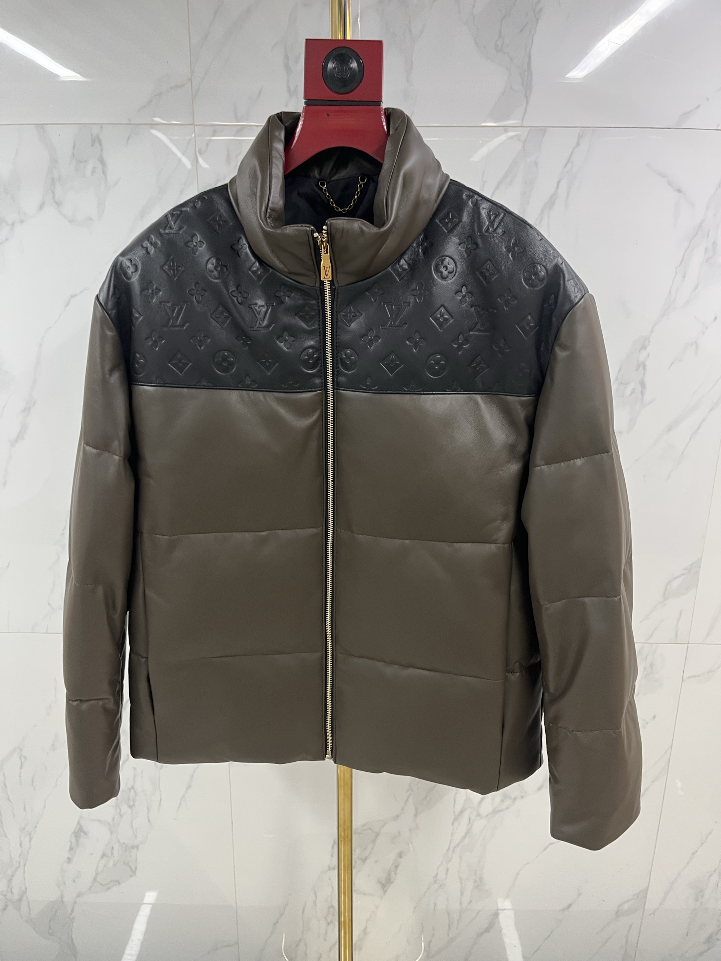 NO:870904,Louis Vuitton's 2025 autumn and winter men's down jackets understand the thoughts of sportsmen!  The texture and recognition are just right. After reading it, it will be included in the annual must-have list. The material is really made of - the whole piece is made of sheepskin imported from New Zealand. It has a soft and waxy touch that is delicate and a little fleshy, and the leather is warm and natural.  It has a natural luster and is more than one level more expensive than ordinary down jacket fabrics. The main tone of military green comes with a retro filter, which is calm but not boring. It brings a sense of atmosphere when worn in autumn and winter, and the black sheepskin stitching on the shoulders is the finishing touch. The most striking thing is the LV on the shoulders.  Logo embossed design!  It’s not a big, flamboyant logo, but a low-key embossing process, which hides the brand’s heritage in the details. The texture is only revealed when you raise your hand and turn around, and it instantly adds a sense of high-end. New Zealand sheepskin itself is tight and wind-resistant, and when paired with the filling of a down jacket, it has full warmth. It can be worn in sub-zero weather without feeling bloated at all.  Pairing it with a white shirt and trousers is a decent choice for business occasions. Pairing a black turtleneck with jeans gives you a relaxed and elegant feel. Moreover, the more the sheepskin fabric fits your body shape, the more it will deposit its own unique luster and remain classic after being worn for many years. A true autumn and winter jersey has always coexisted with texture and design.  Code number 48-58 coding: Louis Vuitton-clothing, louis vuitton, louis vuitton, jeans, shirts, down jacket, sheepskin,19860909路易威登2025秋冬的男士羽绒服太懂型男心思了！把质感与辨识度拿捏得恰到好处,看完直接列入年度必入清单.材质这块真的下足了功夫——整件用新西兰进口羊皮打造,上手是那种细腻又带点肉感的软糯触感,皮质泛着温润的自然光泽,比普通羽绒服的面料显贵不止一个level.军绿色主调自带复古滤镜,沉稳又不沉闷,秋冬穿自带氛围感,而肩膀处的黑色羊皮拼接堪称点睛之笔.最戳人的是肩膀的LV Logo压花设计！不是张扬的大logo,而是低调的压花工艺,把品牌底蕴藏在细节里,抬手转身间才显露的质感,高级感瞬间拉满.新西兰羊皮本身就紧实抗风,搭配羽绒服的填充,保暖性直接拉满,零下天气穿也妥妥的,还完全不会有臃肿感.搭配更是零难度内搭白衬衫配西裤是商务场合的体面之选,换件黑色高领配牛仔裤又有种松弛的贵气感.而且羊皮面料越穿越贴合身形,会沉淀出属于自己的独特光泽,穿多年依旧经典.真正的秋冬战袍,从来都是质感与设计并存. 码数48——58编码:,路易威登-服装,louis vuitton,louis vuitton,jeans,shirts,down jacket,sheepskin,,Women's clothing