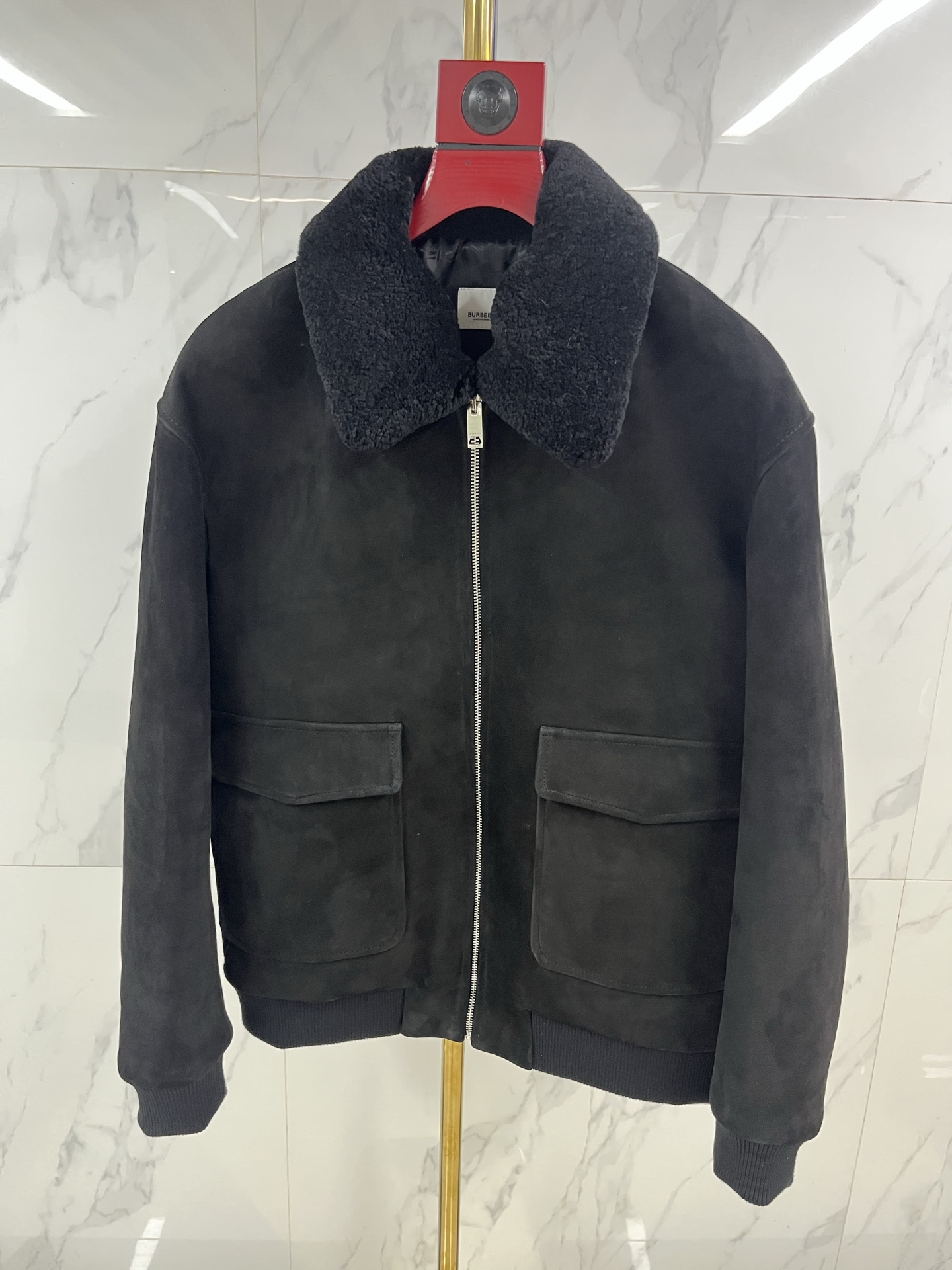 NO:868286,BBR Burberry suede sheepskin coat is a fur-integrated leather jacket that is definitely a high-end fashion item among winter coats. It is carefully sewn with Italian sheepskin raw wool. Compared with ordinary sheepskin, the texture is thicker and more flexible, the wool is full and full, soft, comfortable and warm. The lambswool collar is detachable.  The classic lapel can also be stood up and set with button tabs, making it cool and handsome in the closed state. The button has a built-in zipper closure, which is windproof and warm. The open pockets on both sides, the three-dimensional tailoring of the back and shoulders, and the jacket-style hem present a perfect silhouette and highlight the luxurious texture and taste. Code number 48--58, Burberry - clothing, burberry, jackets & coats, jackets & coats, leather jacket, sheepskin,19860909BBR 巴宝莉反绒羊皮外套皮毛一体的皮衣在冬季外套之中绝对是拥有高级质感的时尚单品.甄选意大利羊皮原皮原毛精工缝制而成,相对于一般的羊皮、质地更厚实柔韧、毛感丰盈饱满、柔软舒适保暖,羔羊毛领子可以拆卸. 经典翻领亦可耸立、设置扣袢、闭合状态下酷而帅.系扣内置拉链开合、防风保暖.两侧明兜、后背过肩立体剪裁、夹克式下摆、呈现完美廓形、彰显奢华质感与品位. 码数48—-58编码,博柏利-服装,burberry,jackets & coats,jackets & coats,leather jacket,sheepskin,,Women's clothing