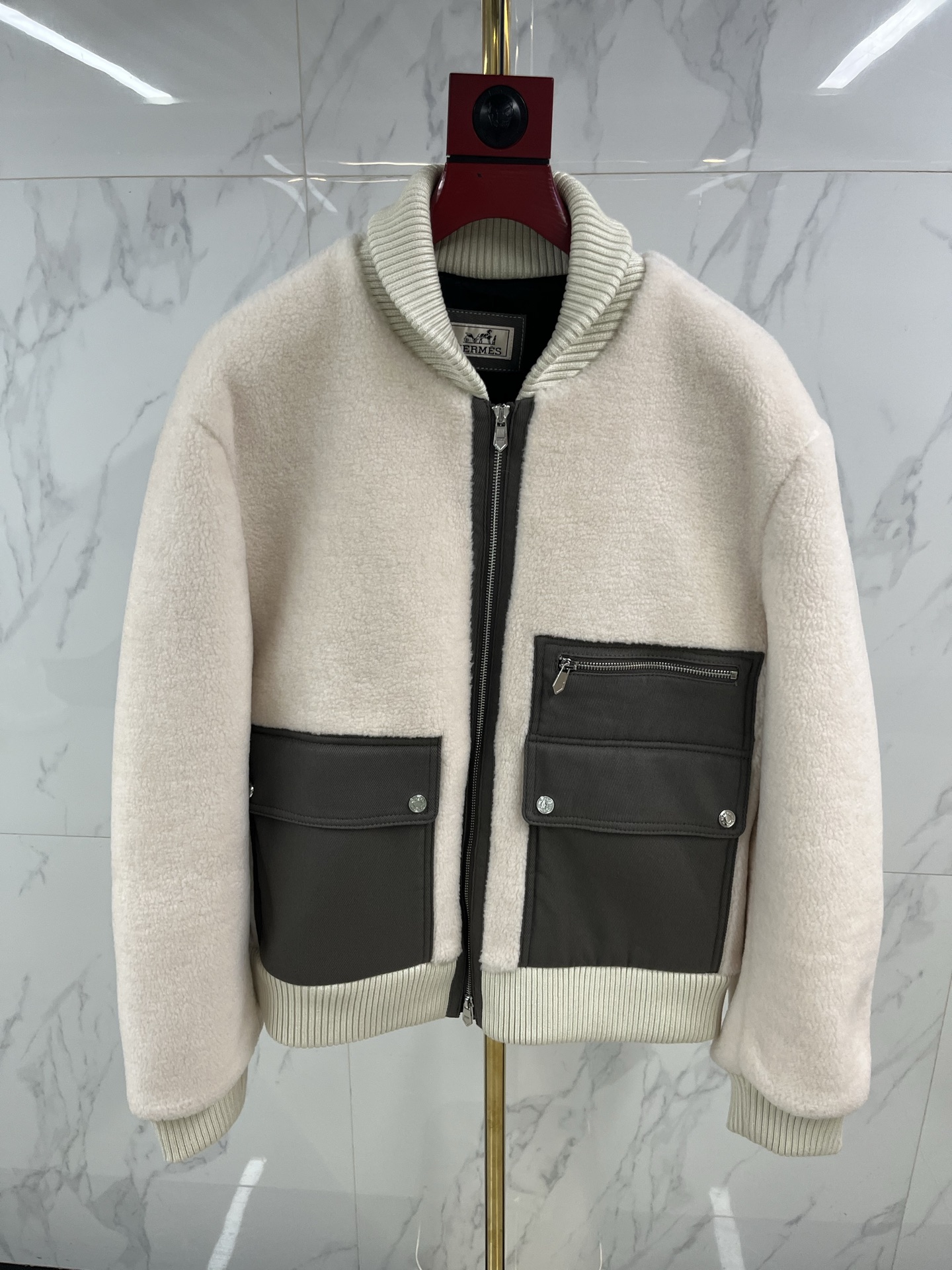 NO:870913,BBR Burberry Lamb Fur Jacket is a fur-integrated leather jacket that is definitely a high-end fashion item among winter outerwear. It is carefully sewn with Italian sheepskin and raw fur. Compared with ordinary sheepskin, the texture is thicker and more flexible, the wool is plump and plump, soft, comfortable and warm.  The classic lapel can also be stood up and set with button tabs, making it cool and handsome in the closed state. The button has a built-in zipper closure, which is windproof and warm. The open pockets on both sides, the three-dimensional tailoring of the back yoke, and the jacket-style hem present a perfect silhouette and highlight the luxurious texture and taste. Code number 48-58: Burberry-clothing, burberry, jackets & coats, jackets & coats, leather jacket, sheepskin,19860909BBR 巴宝莉羊羔毛皮衣外套皮毛一体的皮衣在冬季外套之中绝对是拥有高级质感的时尚单品.甄选意大利绵羊皮、原皮原毛精工缝制而成,相对于一般的羊皮、质地更厚实柔韧、毛感丰盈饱满、柔软舒适保暖. 经典翻领亦可耸立、设置扣袢、闭合状态下酷而帅.系扣内置拉链开合、防风保暖.两侧明兜、后背过肩立体剪裁、夹克式下摆、呈现完美廓形、彰显奢华质感与品位. 码数48—-58编码:,博柏利-服装,burberry,jackets & coats,jackets & coats,leather jacket,sheepskin,,Women's clothing