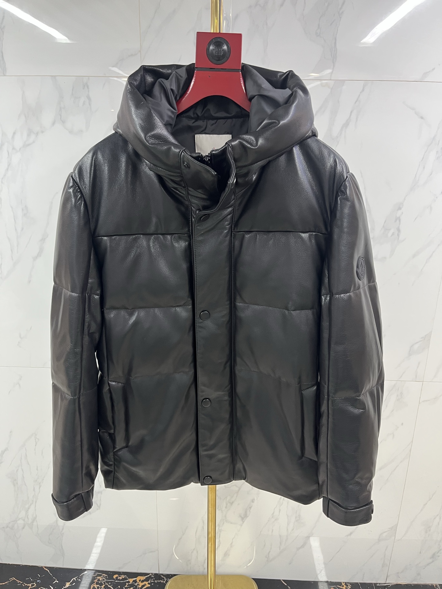 NO:638316,Mengkou's 2025 Autumn and Winter Men's Sheepskin Down Jacket's Autumn and Winter Men's Collection, a symbiosis of craftsmanship and winter warmth, presents another masterpiece. This men's sheepskin down jacket interprets the essence of the brand with archive-level craftsmanship, becoming a stylish choice in the cold winter. The body is crafted from sheepskin imported from New Zealand, with a delicate and soft touch and a crisp silhouette, which perfectly fits the series' design concept of integrating street fashion and dandyism. The brand's iconic elements are reproduced with exquisite embossing technology.  , every inch of the texture shows a profound fashion heritage. The interior is filled with high-quality goose down, which is light, fluffy and has outstanding warmth retention, injecting continuous warmth into the cold winter. It is equipped with a detachable hood design, taking into account practical functions and styling diversity, and can easily adapt to the needs of different occasions. From the selection of materials to the polishing of details, this down jacket is not only a practical item to resist the cold, but also a fashion symbol that carries the brand's travel spirit and exquisite craftsmanship. It is a must-have item for autumn and winter.  Code number 48-58 code, mask-clothing, Moncler, down jacket, sheepskin, hats, alexander wang19860909蒙口2025秋冬男士羊皮羽绒服典藏工艺与冬日温暖的共生秋冬男士系列再献佳作,这款男式羊皮羽绒服以典藏级工艺诠释品牌精髓,成为寒冬里的格调之选.甄选新西兰进口羊皮匠心打造衣身,触感细腻柔软且兼具挺括廓形,完美契合系列融合街头时装与丹迪主义的设计理念.以精致压印工艺重现品牌标志性元素,每一寸肌理都彰显深厚的时尚底蕴.内里填充高品质鹅绒,轻盈蓬松且保暖性出众,为寒冬注入持续暖意,搭配可拆卸式帽子设计,兼顾实用功能与造型多样性,轻松适配不同场合穿搭需求.从材质甄选到细节打磨,这件羽绒服既是抵御严寒的实用单品,更是承载品牌旅行精神与精湛工艺的时尚符号秋冬必备单品. 码数 48—58编码,蒙口-服装,Moncler,down jacket,sheepskin,hats,alexander wang,Women's clothing