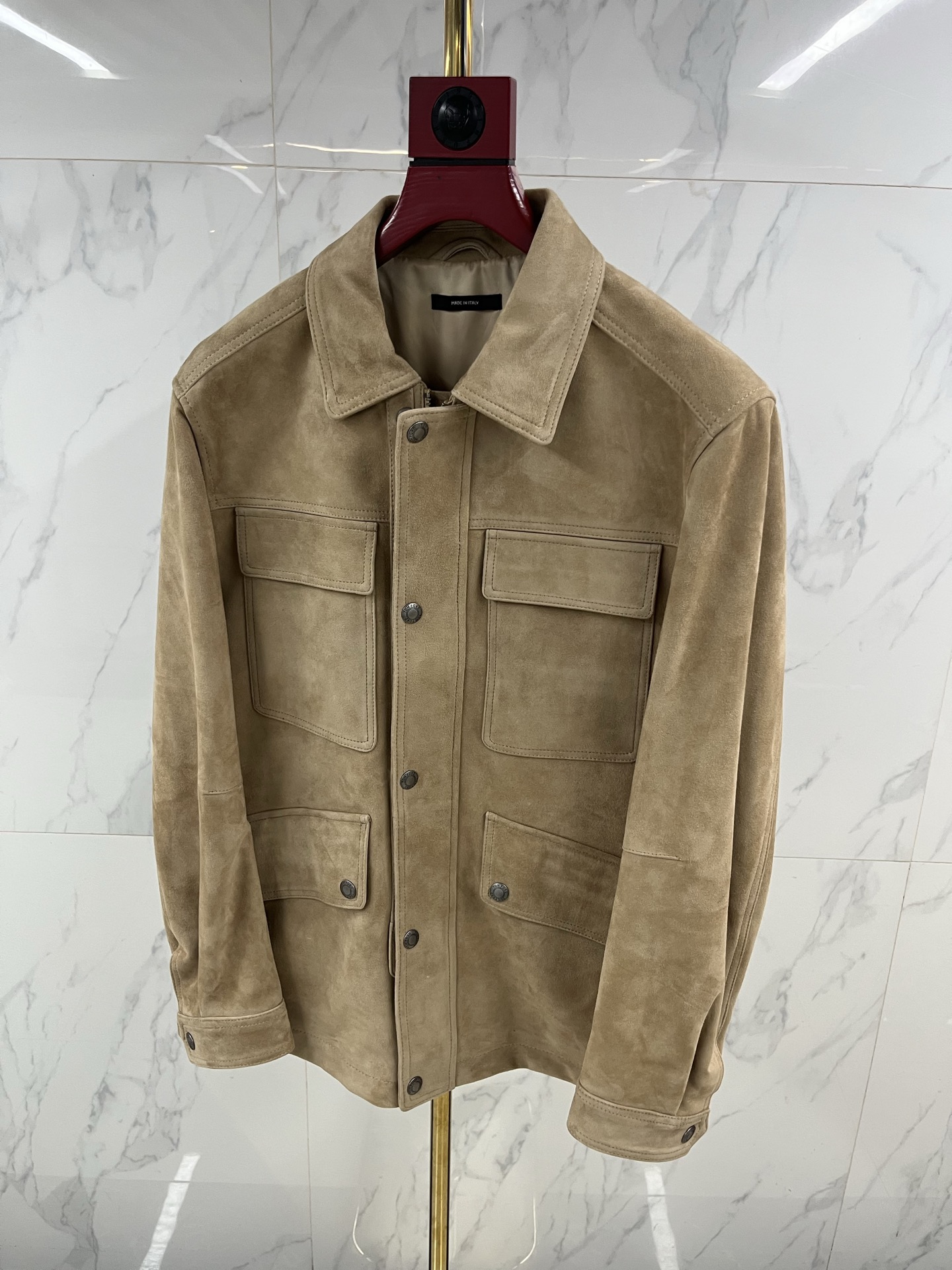 NO:638313,TOM  FORD Tom Ford, 24 new products, mid-length suede lapel leather jacket. Made of high-quality suede sheepskin, soft to the touch, premium texture, simple yet fashionable design. It perfectly blends retro and modern elements, showing unparalleled charm. Classic lapel design  The design, combined with the personalized zipper and four-button closure design, is not only convenient and practical, but also adds a sense of fashion. The TF leather jacket is not only a fashion item, but also a reflection of your attitude towards life. It represents your pursuit of quality, love for fashion, and passion for life.  The style of the lapel jacket is fashionable and capable, which not only shows your elegant figure, but also gives you confidence and charm. Whether you are walking through the bustling streets of the city or attending important social occasions, this Tom Ford comes in two colors: black and brown. Code number: 48-56: men's clothing, tom ford, tom ford, jackets & coats, leather jacket, sheepskin, alexander wang19860909TOM FORD汤姆福特、24新品中长款反绒皮翻领皮衣.优质绒面羊皮材质,触感柔软,质感上乘,设计简约而不失时尚感.它完美地融合了复古与现代的元素,展现出无与伦比的魅力.经典的翻领设计,结合个性的拉链和四合扣闭合设计,不仅方便实用,更增添了几分时尚感.TF皮衣不仅仅是一件时尚单品,更是一种生活态度的体现.它代表着你对品质的追求,对时尚的热爱,对生活的热情. 翻领夹克的版型,时尚而干练,不仅展现出您的优雅身姿,更赋予您自信与魅力.无论是穿梭于都市的繁华街道,还是出席重要的社交场合,这款汤姆福特 ,两个颜色黑和棕色 码数48—56编码:,男装,tom ford,tom ford,jackets & coats,leather jacket,sheepskin,alexander wang,Women's clothing