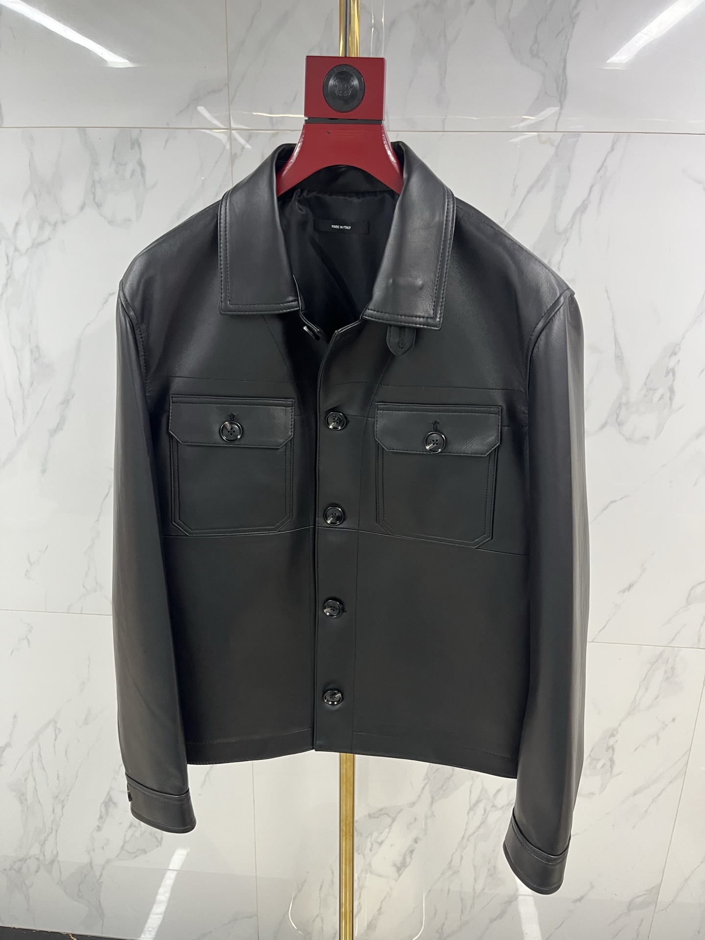 NO:870963,Hong Kong counter genuine sync 2025TF Tom Ford  New genuine leather shirt-style leather jacket], our products are all made in Italy SOLOMEO. This new jacket combines the lightness of sheepskin and the casual inspiration of a shirt. The lightweight leather suede and black cowhide design ensures that the jacket is light and can be easily worn in warm climates. The Western-style shawl on the shoulders, flap patch pockets and horn buttons give the jacket a unique casual feel. Code number 48-58: Men's clothing, tom ford, jackets & coats, shirts, leather  jacket,cowhide,sheepskin,19860909香港专柜正品同步2025TF 汤姆福特 新款客真皮衬衫式皮衣外套】,我们的产品均在意大利SOLOMEO这款新款外套结合了羊皮的轻盈和衬衫的休闲灵感,轻质皮革的绒面配黑色牛皮设计确保了外套的轻盈,在温暖气候下也可以轻松穿出气质.双肩西部风格的披挂、翻盖贴袋和角质扣让外套拥有与众不同的休闲感.码数48-58编码:,男装,tom ford,jackets & coats,shirts,leather jacket,cowhide,sheepskin,,Women's clothing