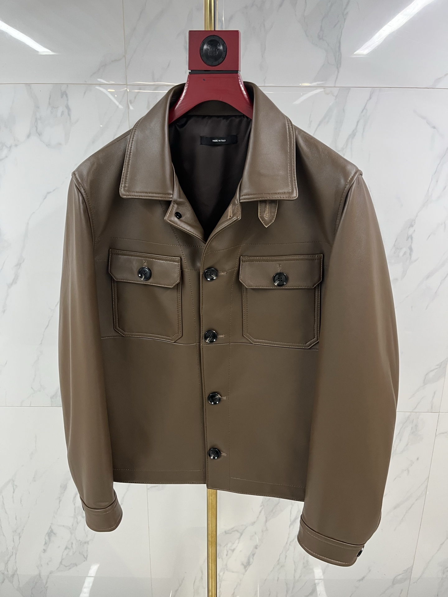 NO:638325,Hong Kong counter genuine sync 2025TF Tom Ford  New genuine leather shirt-style leather jacket], our products are all made in Italy SOLOMEO. This new jacket combines the lightness of sheepskin and the casual inspiration of a shirt. The lightweight leather suede and black cowhide design ensures that the jacket is light and can be easily worn in warm climates. The Western-style shawl on the shoulders, flap patch pockets and horn buttons give the jacket a unique casual feel. Code number 48-58: Men's clothing, tom ford, jackets & coats, shirts, leather  jacket,cowhide,sheepskin,alexander wang19860909香港专柜正品同步2025TF 汤姆福特 新款客真皮衬衫式皮衣外套】,我们的产品均在意大利SOLOMEO这款新款外套结合了羊皮的轻盈和衬衫的休闲灵感,轻质皮革的绒面配黑色牛皮设计确保了外套的轻盈,在温暖气候下也可以轻松穿出气质.双肩西部风格的披挂、翻盖贴袋和角质扣让外套拥有与众不同的休闲感.码数48-58编码:,男装,tom ford,jackets & coats,shirts,leather jacket,cowhide,sheepskin,alexander wang,Women's clothing