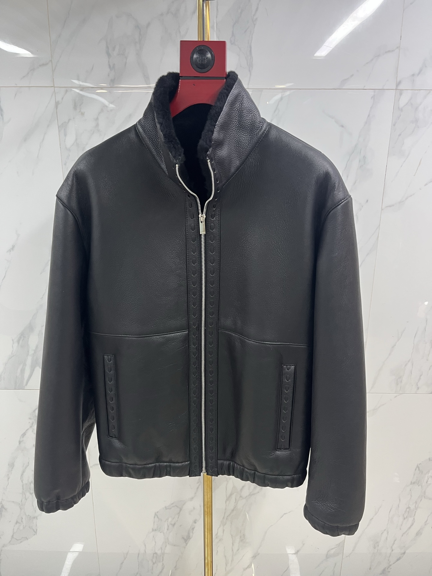 NO:638328,2025 autumn and winter Hong Kong counter hat type thickened jacket type fur one-piece autumn and winter fur one-piece jacket, the raw materials are selected from Turkey Merino original origin fur one-piece. The leather surface is soft and delicate, as delicate and smooth as silk, the wool is bright and thick, slightly naturally curly, the leather is relatively tight, the stand-up collar design with contrasting threads makes the whole dress more fashionable. Code number 48--58 coding: Fendi-clothing, fendi, jackets &  coats,hats,alexander wang198609092025秋冬香港专柜帽款加厚款夹克款皮毛一体秋冬皮毛一体夹克,原料甄选土耳其美利奴原生原产皮毛一体.皮面柔软细腻、如丝绸般细腻柔滑、羊毛亮丽厚重,略带自然卷,皮质比较紧实、立领设计搭配撞色螺纹使得整件衣服更有时尚感. 码数48—-58编码:,芬迪-服装,fendi,jackets & coats,hats,alexander wang,Women's clothing