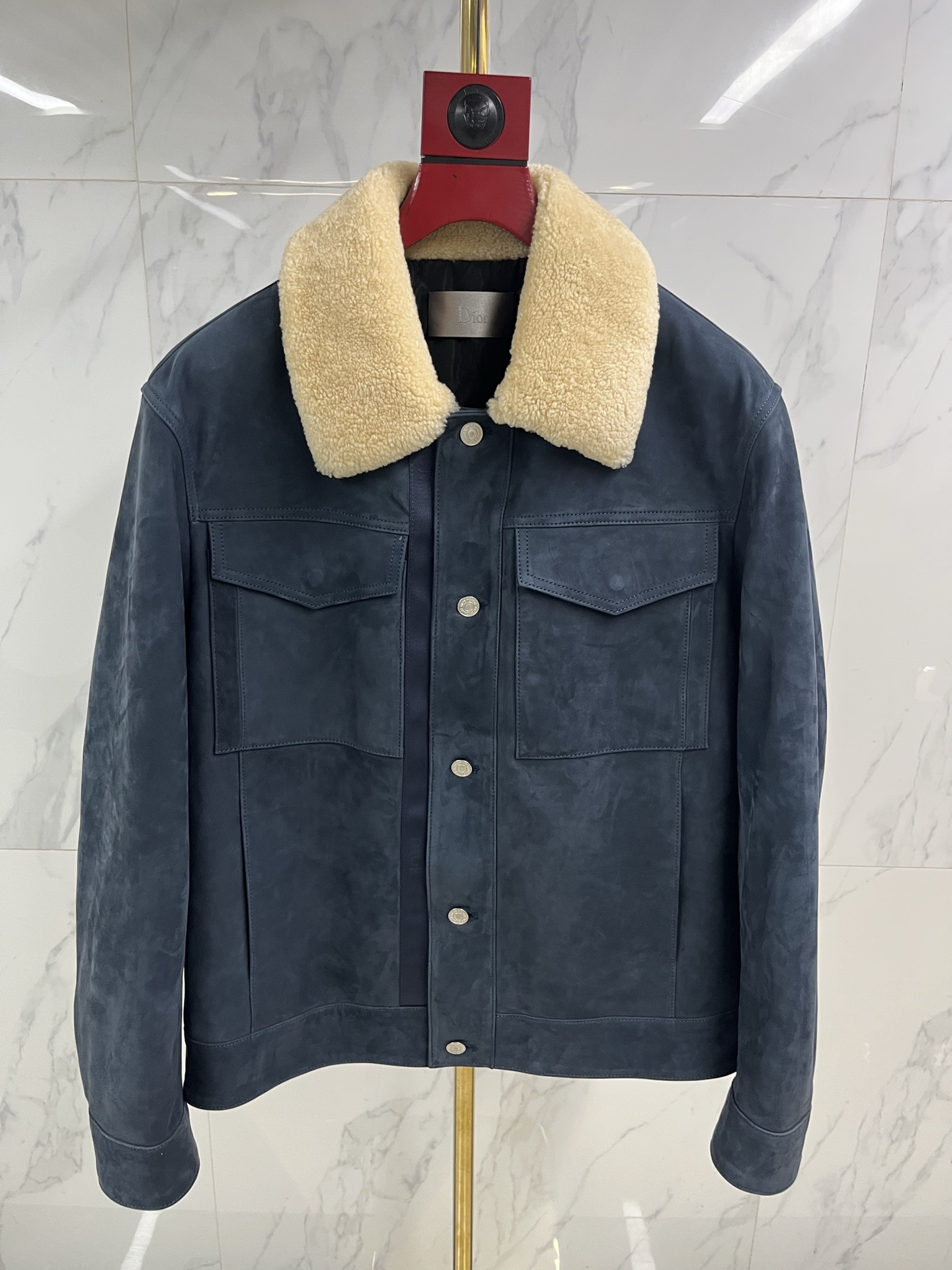 NO:662130,2025 European counter Dior suede leather lapel jacket official website original single leather jacket, the collar is detachable, do not use high-end imported Turkish craftsmanship fabrics, the texture is high-end, comfortable, the letter pattern on the lower left is delicate and soft, the wiring process is neat and the workmanship is fine. Popular models are recommended. Popular models are recommended. Two colors are yellow and blue. Number of yards: 48--58 Coding:, Dior-clothing, dior, dior, jackets & coats, leather jacket, alexander  wang198609092025欧洲专柜Dior迪奥反绒皮翻领外套官网原单皮衣外套,领子可以拆卸不要拿市场端皮比采用高档进口土耳工艺面料质感高端、舒适、左下方字母图案手感细腻柔软 走线流程利落做工精细爆款推荐.爆款推荐.两个颜色黄-兰. 码数:48—-58编码:,迪奥-服装,dior,dior,jackets & coats,leather jacket, ,Women's clothing