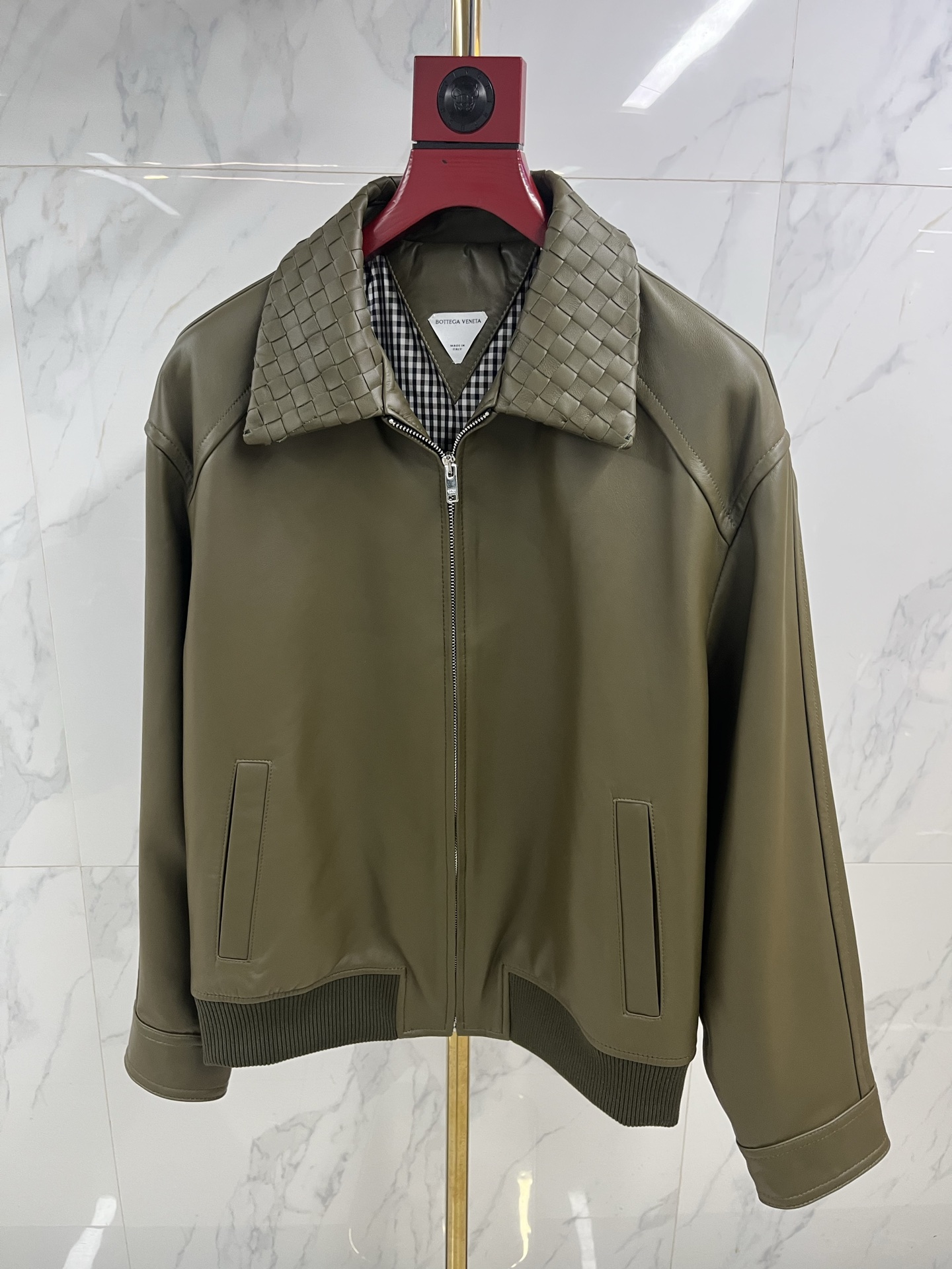 NO:662115,Hong Kong counters synchronize high-end original quality, BV25 new retro, modern and fashionable must-have leather jackets!  Braided lapel biker style jacket!  The imported lambskin craft leather feels oily, soft and delicate!  Same style for men and women. Retro American college style classic design. I love it!  The custom plaid lining splicing design has a casual and casual style, and the two colors are reproduced one by one at the counter. Code number 48-58:, Bottega Veneta-clothing,bottega veneta,bottega veneta,jackets & coats,jackets & coats,leather jacket,sheepskin, 19860909香港专柜同步高端原单品质,BV25新品复古摩登时髦精必备皮衣！编织翻领机车风夹克外套！进口小羊皮工艺皮质肉感油润柔软又细腻！男女同款 复古美式学院风经典设计超级大爱！定制格子里布拼接设计又A又飒随性的慵懒风,专柜一比一复刻两个颜色. 码数48—58编码:,葆蝶家-服装,bottega veneta,bottega veneta,jackets & coats,jackets & coats,leather jacket,sheepskin, ,Women's clothing