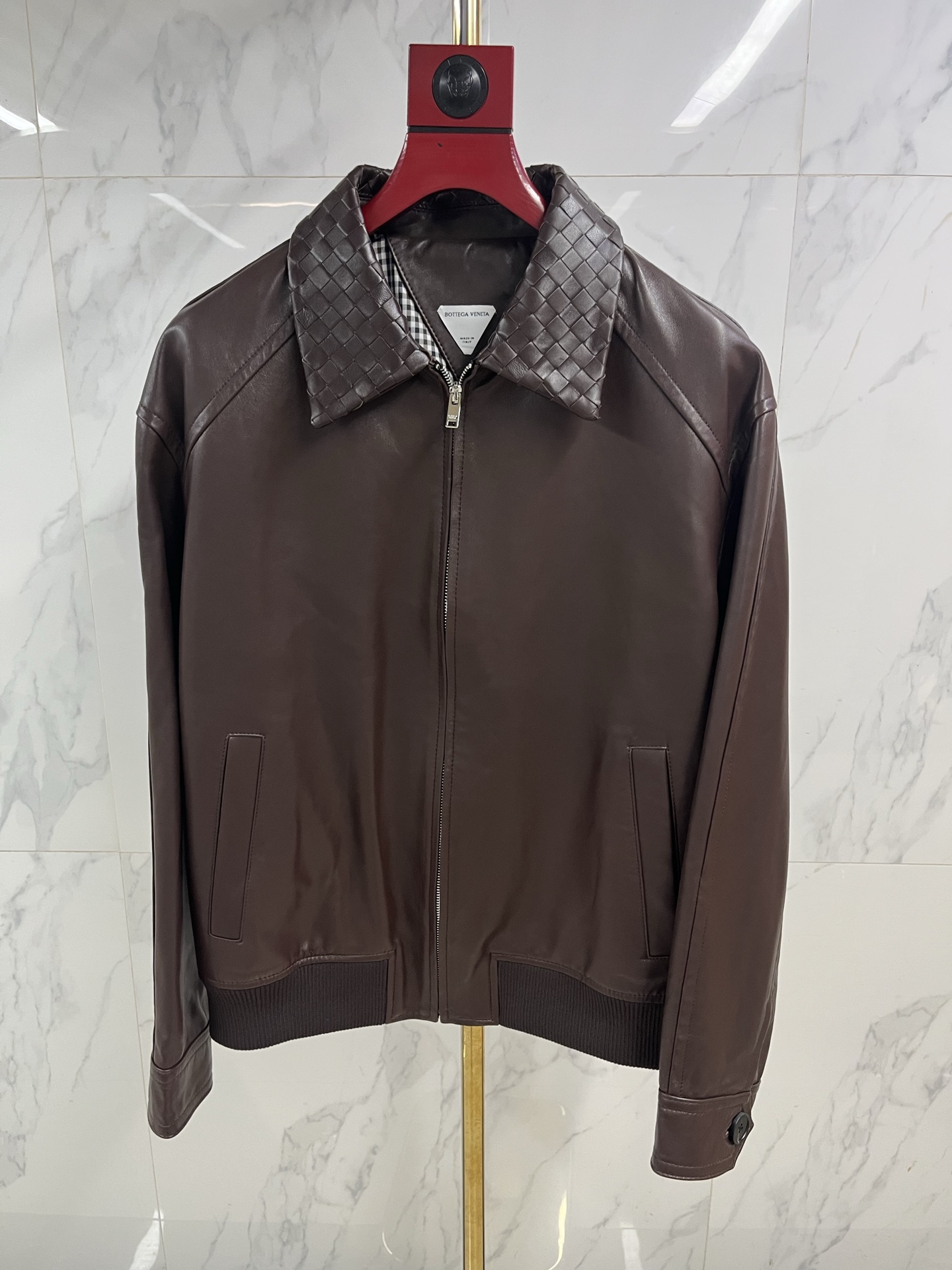 NO:871153,Hong Kong counters synchronize high-end original quality, BV25 new retro, modern and fashionable must-have leather jackets!  Braided lapel biker style jacket!  The imported lambskin craft leather feels oily, soft and delicate!  Same style for men and women. Retro American college style classic design. I love it!  The custom plaid lining splicing design has a casual and casual style, and the two colors are reproduced one by one at the counter. Code number 48-58:, Bottega Veneta-clothing,bottega veneta,bottega veneta,jackets & coats,jackets & coats,leather jacket,sheepskin,19860909香港专柜同步高端原单品质,BV25新品复古摩登时髦精必备皮衣！编织翻领机车风夹克外套！进口小羊皮工艺皮质肉感油润柔软又细腻！男女同款 复古美式学院风经典设计超级大爱！定制格子里布拼接设计又A又飒随性的慵懒风,专柜一比一复刻两个颜色. 码数48—58编码:,葆蝶家-服装,bottega veneta,bottega veneta,jackets & coats,jackets & coats,leather jacket,sheepskin,,Women's clothing