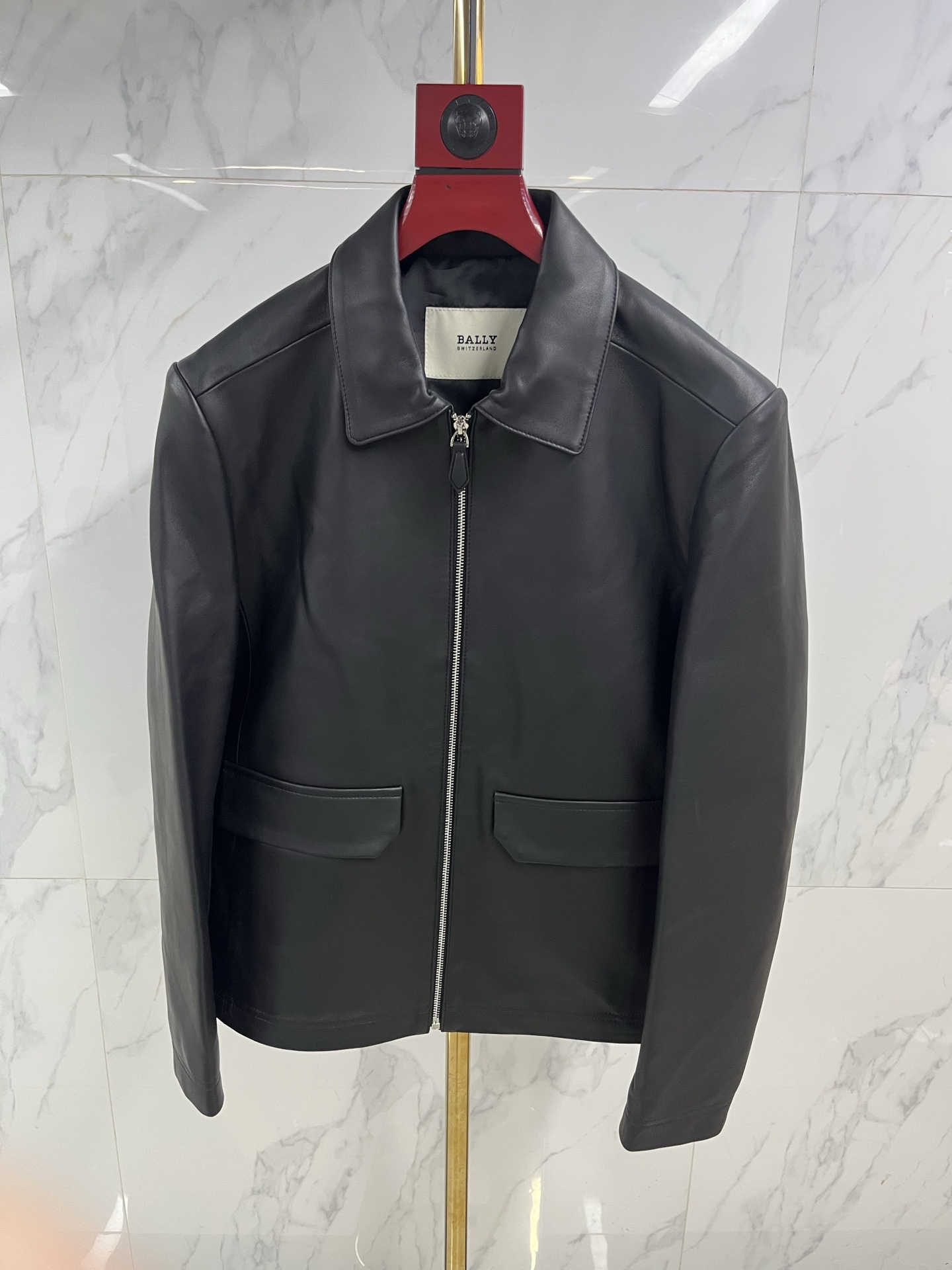 NO:662108,Guangzhou counter genuine Bally autumn and winter new lapel fashion business jacket, selected top imported lambskin, minimalist style requires exquisite leather to withstand scrutiny, three-dimensional tailoring, slim fit, original hardware zipper, exquisite workmanship, excellence, creating a model of simplicity and simplicity. Black and brown two-color code number 48-58 coding:, men's clothing, bally, jackets & coats, sheepskin,  19860909广州专柜正品同步巴利秋冬新款翻领时尚商务夹克,甄选顶级进口小羊皮,极简的款式就要有考究的皮质才能经得起推敲,立体裁剪,版型修身,原版的五金拉链,工艺精湛,精益求精,打造简约不简单的典范.黑棕两色码数48——58编码:,男装,bally,jackets & coats,sheepskin, ,Women's clothing