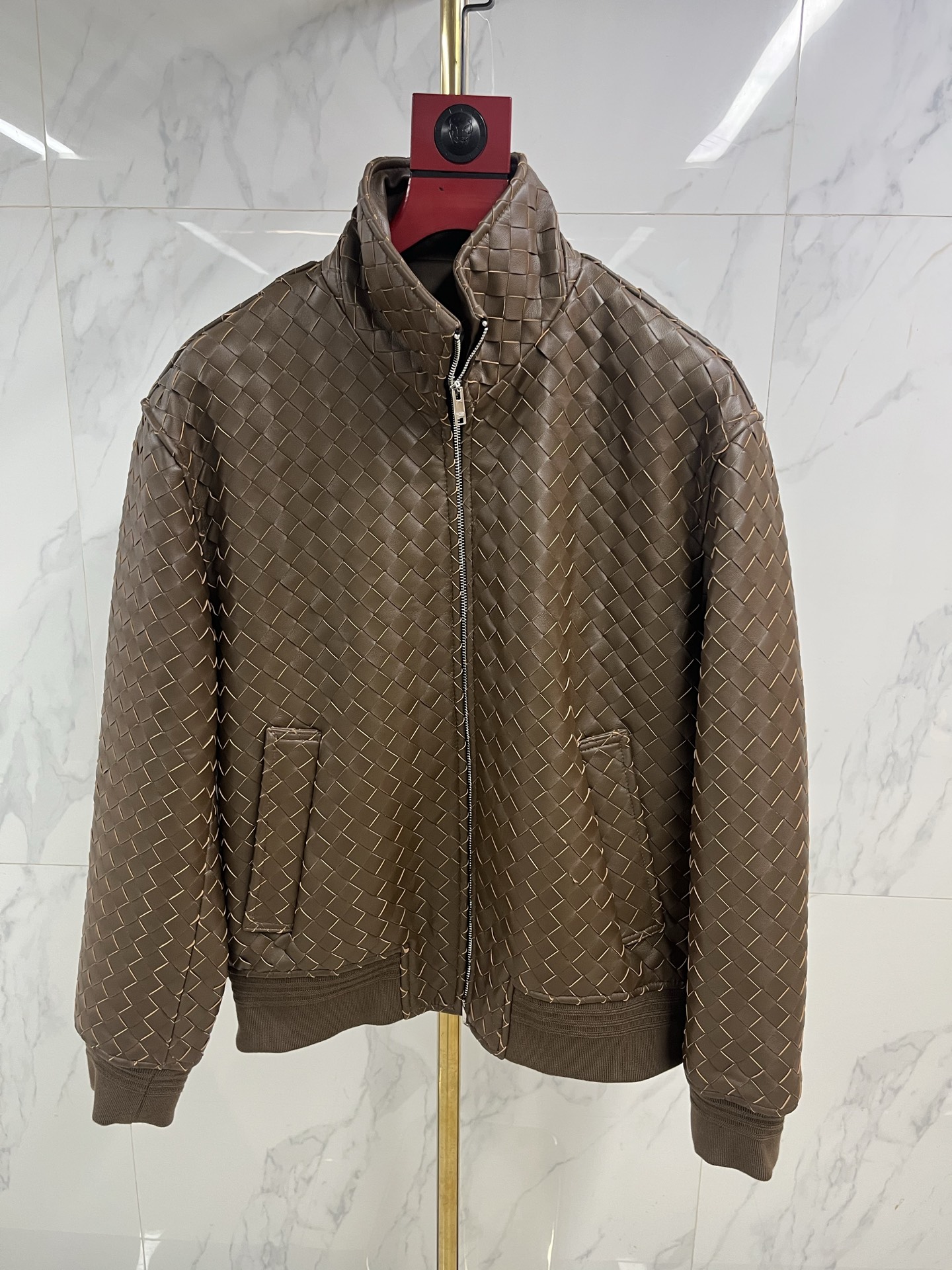 NO:662134,Hong Kong counters are selling genuine handmade lambskin leather jackets with stand-up collars. BV's large-scale hardware products are all reproduced one to one. The entire piece is hand-knitted, which is inevitable and time-consuming. It tests craftsmanship skills. The threads are also made of sheepskin threads, which can also enhance the texture of the clothes when matched with the clothes themselves. This style is very time-consuming and is available in three colors. Code numbers 48-58: Bottega Veneta - Clothing, Bottega Veneta, Bottega  veneta,leather jacket,sheepskin, 19860909香港专柜正品同步纯手工立领小羊皮编制皮衣,BV家大货五金洗卖都是一比一复刻,整件裁片均采用手工编织工艺,耗时是必然的,空时考验工艺技能.螺纹同样采用羊皮螺纹,搭配衣服本身同样提升衣服质感.此款,非常耗时,三个颜色现货供应. 码数48—58编码:,葆蝶家-服装,bottega veneta,bottega veneta,leather jacket,sheepskin, ,Women's clothing