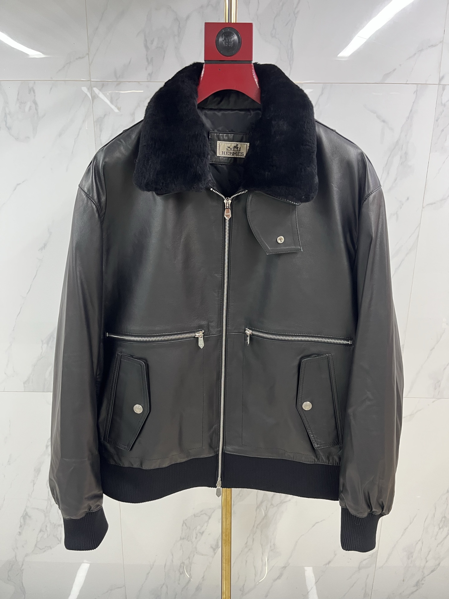 NO:638322,Hermès’ new fall and winter men’s sheepskin leather jackets are now available!   Fashion choice, top quality. Hermès once again brings you a new fashion experience with its excellent craftsmanship and exquisite design. This new autumn and winter sheepskin leather jacket from H family is carefully made of black sheepskin imported from Australia. The sheepskin material is delicate, soft and lustrous, showing an unparalleled sense of quality. The design of the lamb fur collar adds a sense of warmth and luxury to the whole, making it both fashionable and practical.  The unique double-pull design is not only easy to put on and take off, but also adds a perfect combination of fashion sense and practicality. The Hermès LOGO jacquard lining is a symbol of brand quality, and every detail shows Hermès' exquisite craftsmanship and excellent quality. In this autumn and winter, choosing Hermès' new sheepskin leather jacket will make you the focus of fashion and show your unique charm and taste. Whether it is paired with casual wear or formal wear, you can easily create a fashionable and elegant look.  Code number 48-58 coding: Hermes-clothing,hermes,hermes,leather jacket,sheepskin,alexander wang19860909爱马仕 HERMES 秋冬新款男士羊皮皮衣震撼登场！  时尚之选,品质之巅.爱马仕以其卓越的工艺和精湛的设计,再度为您带来全新的时尚体验.  H家这款 秋冬新款羊皮皮衣,精选澳洲进口黑色羊皮精心打造.羊皮材质细腻柔软,富有光泽,彰显出无与伦比的品质感.羊羔毛领的设计,为整体增添了一份温暖与奢华,既时尚又实用.  独特的双拉头设计,不仅方便穿脱,更增添了时尚感与实用性的完美结合.而爱马仕 LOGO 提花里布,则是品牌品质的象征,每一个细节都展现着爱马仕的精湛工艺与卓越品质.  在这个秋冬,选择爱马仕新款羊皮皮衣,让您成为时尚的焦点,展现出独特的魅力与品味.无论是搭配休闲装还是正装,都能轻松打造出时尚又优雅的造型. 码数48——58编码:,爱马仕-服装,hermes,hermes,leather jacket,sheepskin,alexander wang,Women's clothing