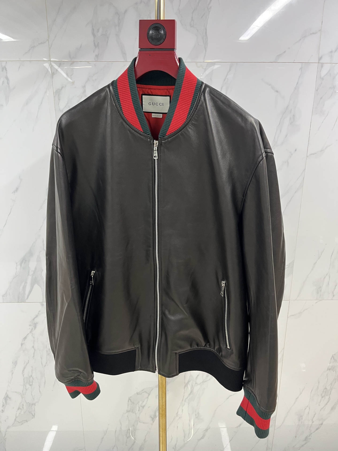 NO:638319,Classic Gucci Gucci official catwalk hot style, available at counters simultaneously, Gucci  Men's men's baseball collar leather jacket on the catwalk, with a slim fit and trendy silhouette, highlighting urban fashion. The 'double G' all over the body adopts the latest embossing technology. The Milan double G has become popular in search engines again. The upper body effect is comfortable and unique. As soon as this product came out  It has been enthusiastically sought after by the 'aesthetic' men in the city who pursue fashion, and compose their own personalized 'yuppie' culture and fashion statement. Code number 48-58 coding: Gucci-clothing, gucci, gucci, leather  jacket,alexander wang19860909经典款Gucci 古奇 官方走秀爆款,专柜同步上市,古驰 走秀款男装棒球领皮衣,版型修身潮流,彰显都市时尚范,全身的“双G”采用最新的压花工艺,米兰双G在搜索引擎中又火了一把.上身效果舒适大牌,与众不同.这款一经问世就受到了都市中追求时尚“唯美”男士的热烈追捧,谱写自己个性的“雅痞”文化和时尚宣言.码数48——58编码:,古驰-服装,gucci,gucci,leather jacket,alexander wang,Women's clothing