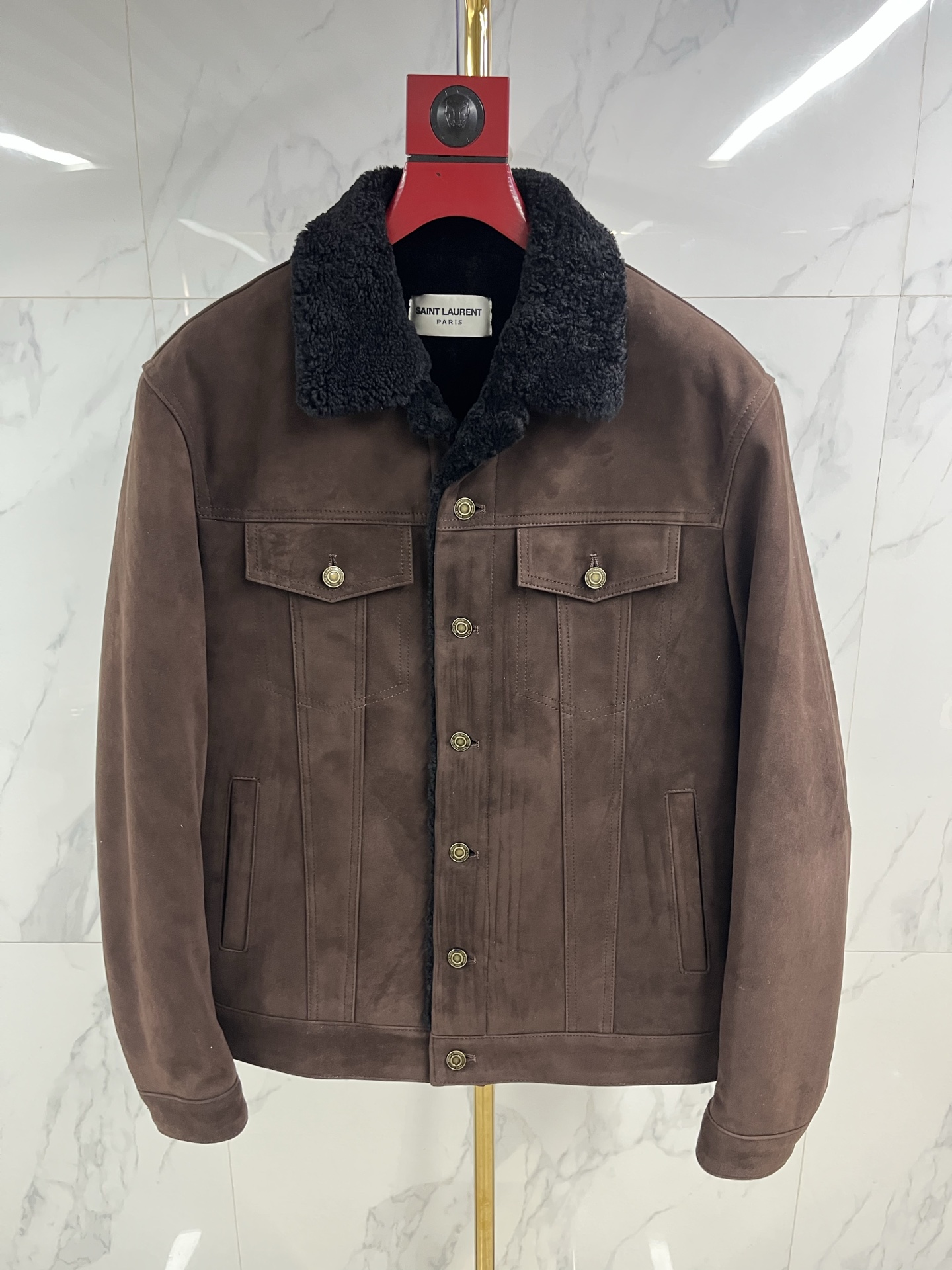 NO:662121,2025 autumn and winter new product Saint Laurent Saint Laurent (SLP) top denim men's fur all-in-one jacket, Australian merino wool and fur all-in-one, elegant and noble, the leather is delicate and soft, the wool is thick and warm. The hardware is custom-made for customers and the bronze I-buckle logo is complete.  Three-dimensional tailoring, exquisite craftsmanship, short and slim fit. The essence of the original version has been absorbed without modification. The slp version is too small, and the body is short and the sleeves are long. It is favored by fashionable men. I have studied genuine old irons and can tell immediately by looking at the proportion of the length of the clothes. It is different from the mainland market.  The long-sleeved shorts and shorts are nondescript. Maybe the market version has been changed to suit the general public, but that is no longer the style of SLP. Following the original version is a manifestation of our pursuit of product quality, and serving more high-end boutique customers is our purpose. Fur is integrated  Code number 48-58 code, Saint Laurent-clothing, loro piana, saint laurent, saint laurent, jackets & coats, T-shirt,  198609092025秋冬新品Saint Laurent 圣罗兰（SLP）顶级牛仔男士皮毛一体外套,澳洲美利奴羊毛皮毛一体,优雅高贵,皮质细腻柔软,羊毛厚实保暖. 五金客供定制古铜工字扣logo齐全 版型立体裁剪,工艺精湛,短款修身.吸取原版精华未做修改,slp版型偏小,衣身偏短袖长偏长为特色,深受时尚男士偏爱,研究过正品的老铁,一看衣长比例立见分晓,区别市场大陆通货袖长短衣长长的不伦不类之货.或许市场货改变版型适合大众西爱,但那已经不是SLP的风格,遵循原版是我们对产品追求品质的表现,为更多高端精品客户服务是我们的宗旨.皮毛一体 码数48——58编码,圣罗兰-服装,loro piana,saint laurent,saint laurent,jackets & coats,T-shirt, ,Women's clothing