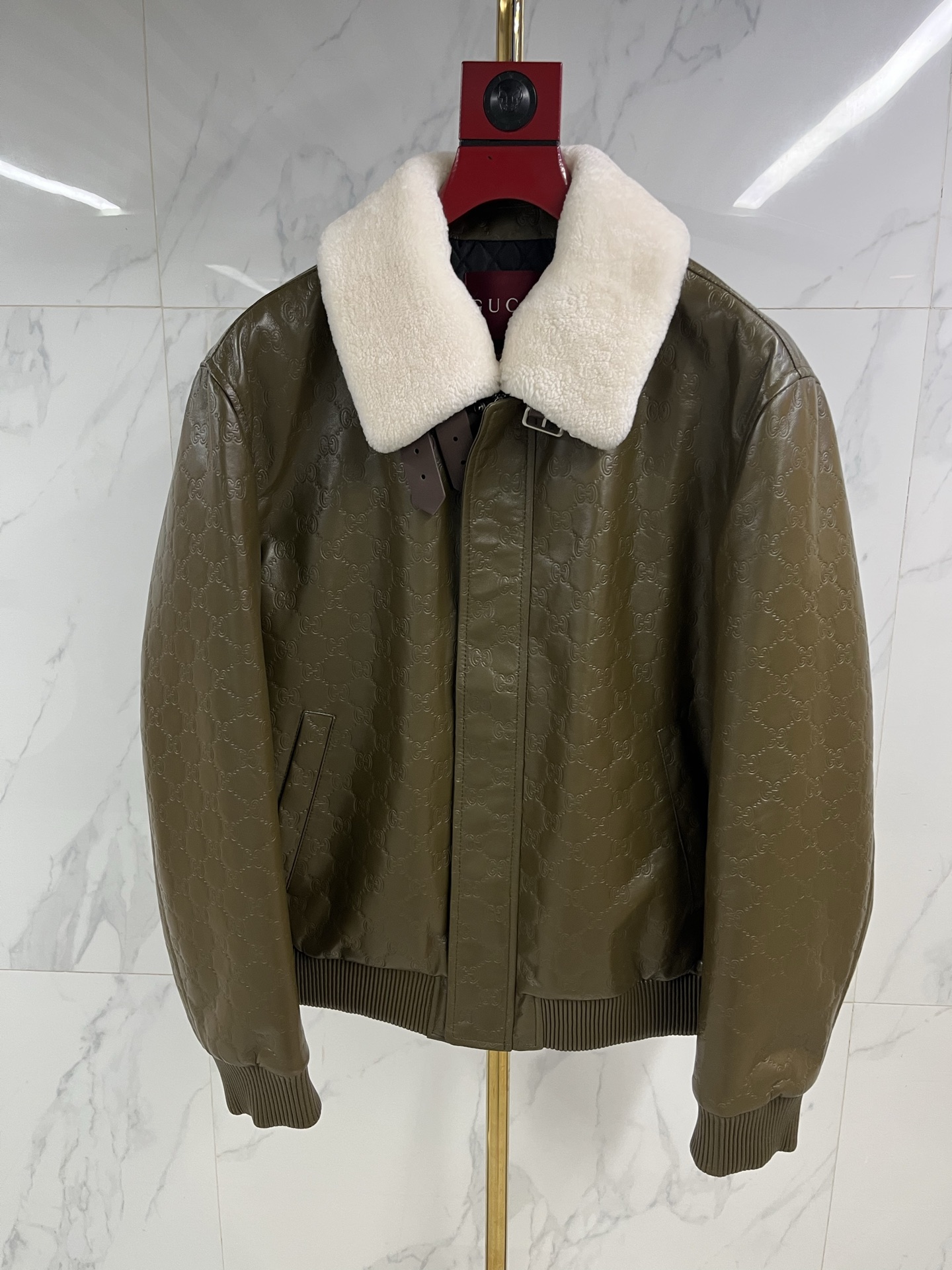 NO:676784,Gucci lamb fur collar lapel leather jacket. The fabric is imported sheepskin + lambswool. The sheepskin leather is fine and soft, very comfortable to wear. The lambswool has the characteristics of warmth and skin-friendly, and the decoration is also beautiful and high-grade. The all-over embossed printing is both beautiful and practical for fashion and leisure. The layout adopts a diamond grid design. Code number 48--58 code:, Gucci-clothing, gucci, gucci, leather jacket, sheepskin,19860909Gucci 羊羔毛领翻领皮衣.面料进口绵羊皮+羊羔毛.绵羊皮皮质细腻柔软,穿起非常舒服,羊羔毛具有保暖亲肤特点,做装饰也美观上档次.满身压花印花时尚休闲二者搭配起来既漂亮又实用.版面采用菱形格子设计. 码数48———58编码:,古驰-服装,gucci,gucci,leather jacket,sheepskin,,Women's clothing