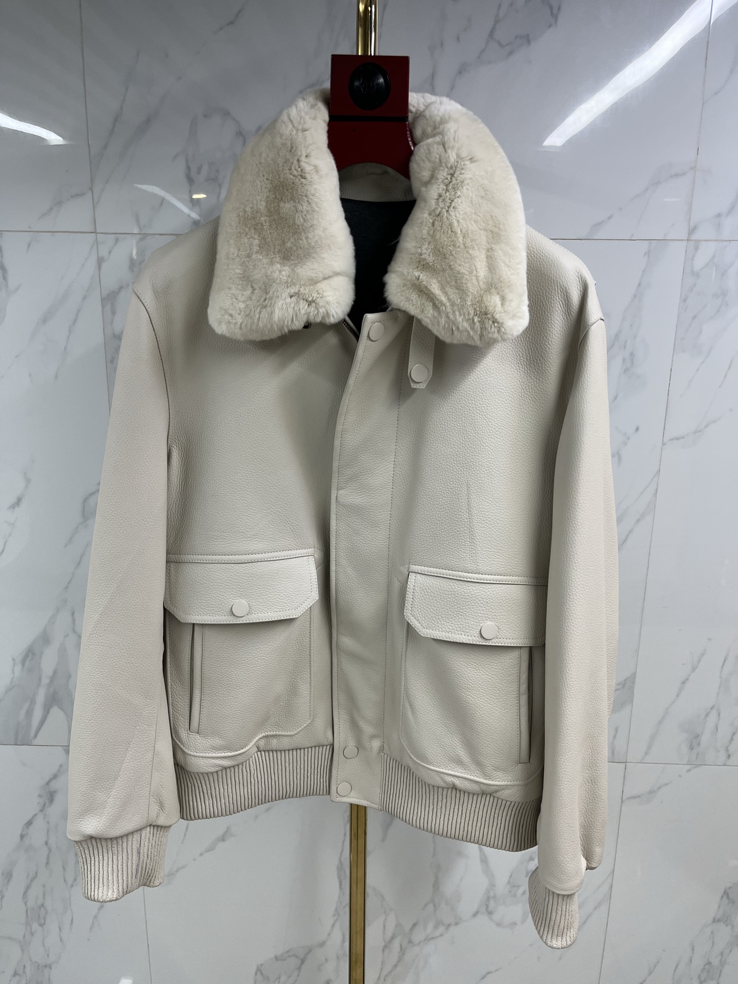 NO:870758,The Shanghai Peninsula Hotel counter synchronizes, Ralph Lauren imported cowhide lapel leather zipper jacket in two colors: black and white, rabbit fur collar is detachable, cashmere lining is ventilated and high-grade, must-have simple style, fashionable and elegant, pebbled leather, original customized version, three-dimensional tailoring will not be too loose, custom collar label, exquisite workmanship, complete accessories, the best quality recommendation. Code number 48-58:, men's clothing, jackets & coats, leather jacket, cowhide,19860909上海半岛酒店专柜同步、拉夫劳伦进口牛皮翻领皮衣拉链夹克两个颜色黑白,兔毛领子可以拆卸,内里羊绒通气上档次,必备 简约款式 时尚大方 荔枝纹皮 版型原版定制 立体剪裁不会太宽松 定制领标 做工精致 辅料齐全 质量第一爆款推荐. 码数48—58编码:,男装,jackets & coats,leather jacket,cowhide,,Women's clothing