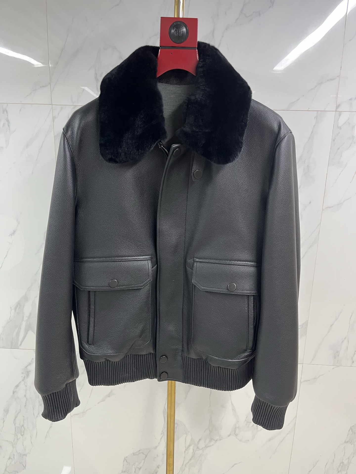 NO:661856,The Shanghai Peninsula Hotel counter synchronizes, Ralph Lauren imported cowhide lapel leather zipper jacket in two colors: black and white, rabbit fur collar is removable, cashmere lining is ventilated and high-grade, must-have simple style, fashionable and elegant, pebbled leather, original customized version, three-dimensional tailoring will not be too loose, custom collar label, exquisite workmanship, complete accessories, the best quality recommendation. Code number 48-58 coding:, men's clothing, jackets & coats, leather jacket, cowhide, alexander  wang19860909上海半岛酒店专柜同步、拉夫劳伦进口牛皮翻领皮衣拉链夹克两个颜色黑白,兔毛领子可以拆卸,内里羊绒通气上档次,必备 简约款式 时尚大方 荔枝纹皮 版型原版定制 立体剪裁不会太宽松 定制领标 做工精致 辅料齐全 质量第一爆款推荐. 码数48—58编码:,男装,jackets & coats,leather jacket,cowhide, ,Women's clothing