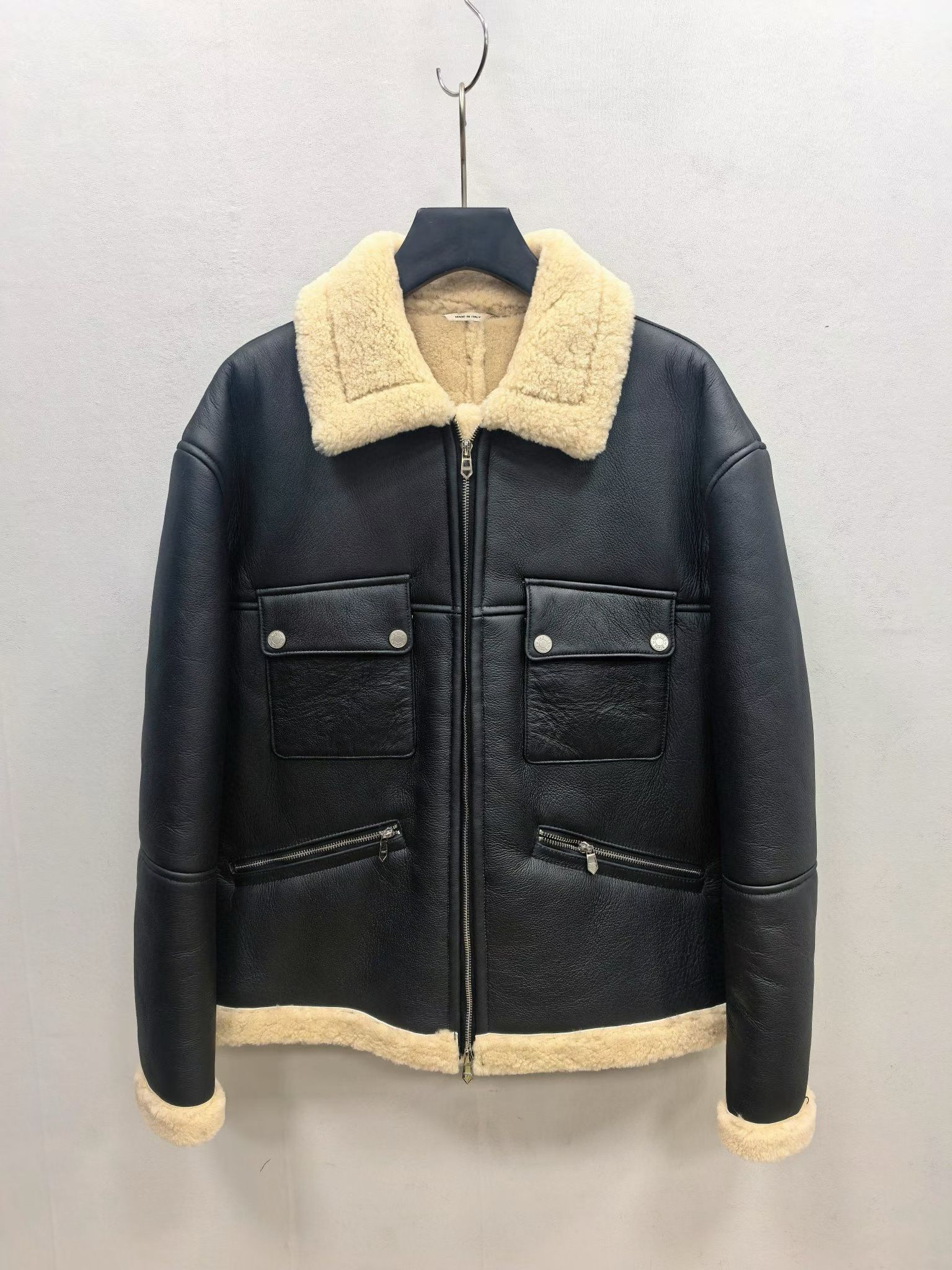 NO:676786,How can you miss a warm and high-quality custom-made fur-integrated fur coat in the winter at Hong Kong counters] Hermès' new weight-class high-end heavy-duty luxury goods, men's fur-integrated high-end top series. Exclusive dedication, order from famous store, luxury wearing experience, cool fur coat!  Famous store orders, high-end luxury product series, top-notch fur products, highest-standard clothing, a must-have series for high-end fans!  !  One of the pinnacles of the luxury world, I haven’t shared this pure high-end clothing series with you for a long time. I have only one word for this model and that is grab it, otherwise you will definitely regret it!  !  Let me quietly analyze this luxury product at a cabinet price for everyone!  !  The ultra-high-end luxury atmosphere that can be sensed with the naked eye, especially the pocket design, is really too brilliant. I have to admire the designer's imagination and design ability. The two souls of smooth leather and fur fit together. The upper body is really amazing, especially the short body-shaping design. It is so handsome that it is unbelievable. The visual effect brought by the grainy curly hair is also more visual impact. The asymmetric design of the pocket on the hem is simply an explosive product!!!  It can be said that it is timeless, and the matching of the upper body can naturally withstand various tests. Don’t look like it is unattractive. This color system is definitely the most suitable for autumn and winter!  !  As for the details and workmanship?  Go and experience this style for yourself. What does a strict design mean? What does meticulous tailoring mean? There is no flaw at all!  !  Size 48–58 Code: 680, Balenciaga-clothing, balenciaga, hermes, jackets & coats, leather jacket,19860909香港专柜同步冬日里怎能错过一件保暖臻品定制皮毛一体皮草皮衣外套】爱马仕 新款重量级别高端重工奢物,男士皮毛一体高端顶级系列. 独家奉献款,名品店订单,高奢穿着享受,爆帅皮毛一体外套！ 名品店订单,高奢产物系列,皮草类的顶级产品,最高规格服饰,高端粉丝必入系列！！ 奢侈界的顶峰之一,这种纯粹的高级服装系列,我也是很久没有与大家分享过了,对于此款我只有一个字那就是抢,不然你绝对会后悔！！ 让我静静的为大家解析此款柜价的奢华产物吧！！ 用肉眼就能感知的超高档奢华气息,尤其是这个口袋设计,真的是太过于出彩了,不得不佩服设计师那天马行空般 的想象力与设计力了,将光皮与皮毛一体的两者灵魂相互契合,上身真的是太过于惊艳了,尤其是短款塑身的版型设计,简直帅到无法相信,颗粒卷毛所带来的视觉效果也更具视觉冲击力,下摆的口袋不对称设计,简直一件爆棚的产物!!! 可以说是经久不衰,上身的搭配自然经得起各种考验,不要看似其貌不扬,这绝对是最为适合秋冬的一个色系了！！ 至于细节跟做工？你自己亲自去体验下此款吧,什么叫做一板一眼的设计,什么叫做一丝不苟的裁剪,不见一点瑕疵！！ 码数48–58编码:680,巴黎世家-服装,balenciaga,hermes,jackets & coats,leather jacket,,Women's clothing