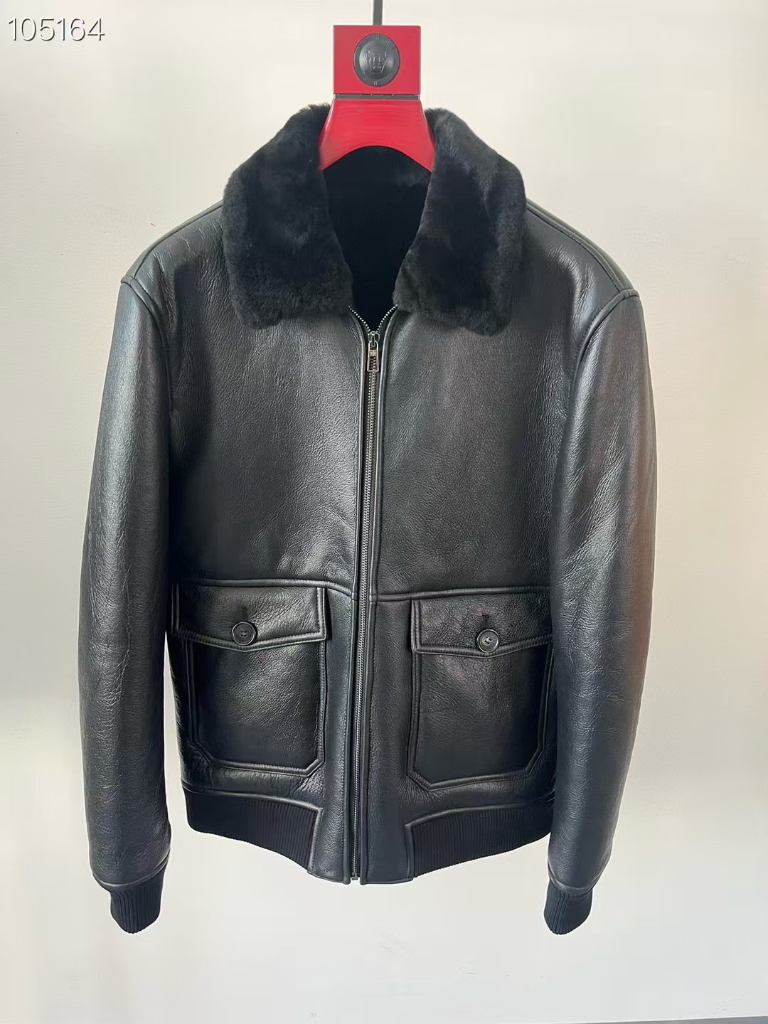 NO:676788,The original purchase and development of the advanced customization handicraft workshop series. Top quality Loro Piana* LP lapel style fur integrated 1:1 original mold customization. Material imported sheepskin fur integrated 1:1 original mold customization. Simple and fashionable large lapel style. Multiple ways to wear. Warm and stylish. Clothes you can put on all day and never want to take them off. Super versatile!  Code number 48-58 Coding:, men's clothing, loro piana, loro piana, sheepskin,19860909高级定制手工坊系列原版购入开发 顶级品质Loro Piana* LP 翻领款皮毛一体 1:1原版开模定制 材质进口羊皮皮毛一体 1:1原版开模定制 简约时尚大翻领款 多种穿法 保暖又有型 一天可以穿上就不想脱下的衣服 超级百搭款！ 码数48—58编码:,男装,loro piana,loro piana,sheepskin,,Women's clothing