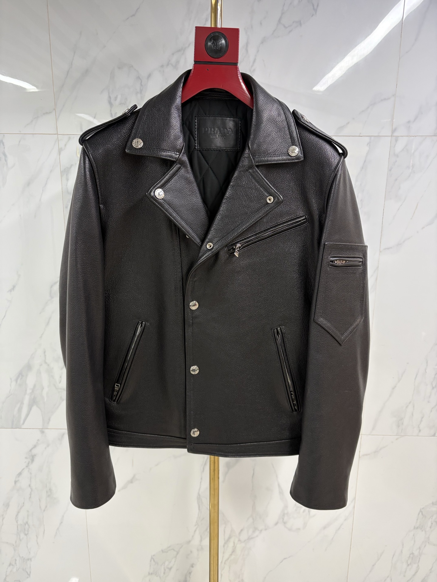 NO:676791,Popular items recommend Prada Prada 2025 autumn and winter new cowhide motorcycle jacket, made of imported cowhide from Italy. All details and styles are restored. Thick cowhide and thin cotton, extremely warm, a must-have item for men in winter. Code number 48-58, Prada-clothing, prada, prada, jackets & coats, cowhide,19860909爆款推荐Prada 普拉达 2025 秋冬新品牛皮机车夹克,意大利进口牛皮制作 细节和版型全部还原 厚实牛皮夹薄棉、保暖性极强冬天男士必备单品. 码数48—58编码,普拉达-服装,prada,prada,jackets & coats,cowhide,,Women's clothing
