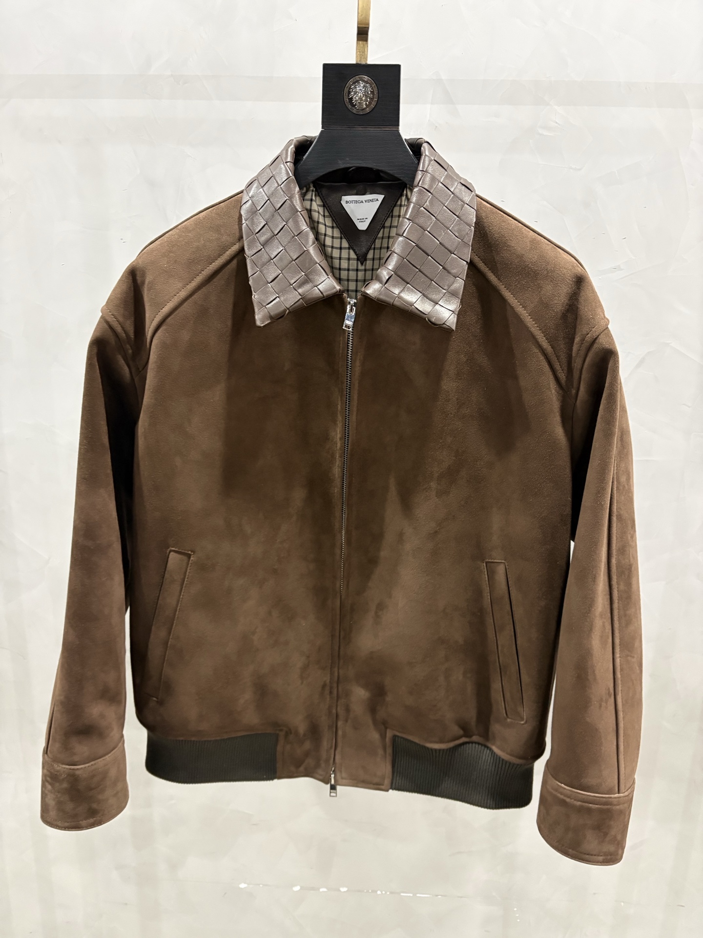 NO:677268,Hong Kong counters are selling genuine handmade reverse-collar lambskin woven leather jackets. BV's large-scale hardware wash and sale are all reproduced one to one. The entire piece is hand-knitted, which is inevitable and time-consuming. It will test the craftsmanship skills. The threads are also made of sheepskin threads. Matching the clothes themselves also improves the texture of the clothes. This style is very time-consuming. Code number 48-58 Code: Bottega Veneta - Clothing, Bottega Veneta, Bottega Veneta, leather  jacket, sheepskin,19860909香港专柜正品同步纯手工反领小羊皮编制皮衣,BV家大货五金洗卖都是一比一复刻,整件裁片均采用手工编织工艺,耗时是必然的,空时考验工艺技能.螺纹同样采用羊皮螺纹,搭配衣服本身同样提升衣服质感.此款,非常耗时. 码数48—58编码:,葆蝶家-服装,bottega veneta,bottega veneta,leather jacket,sheepskin,,Women's clothing