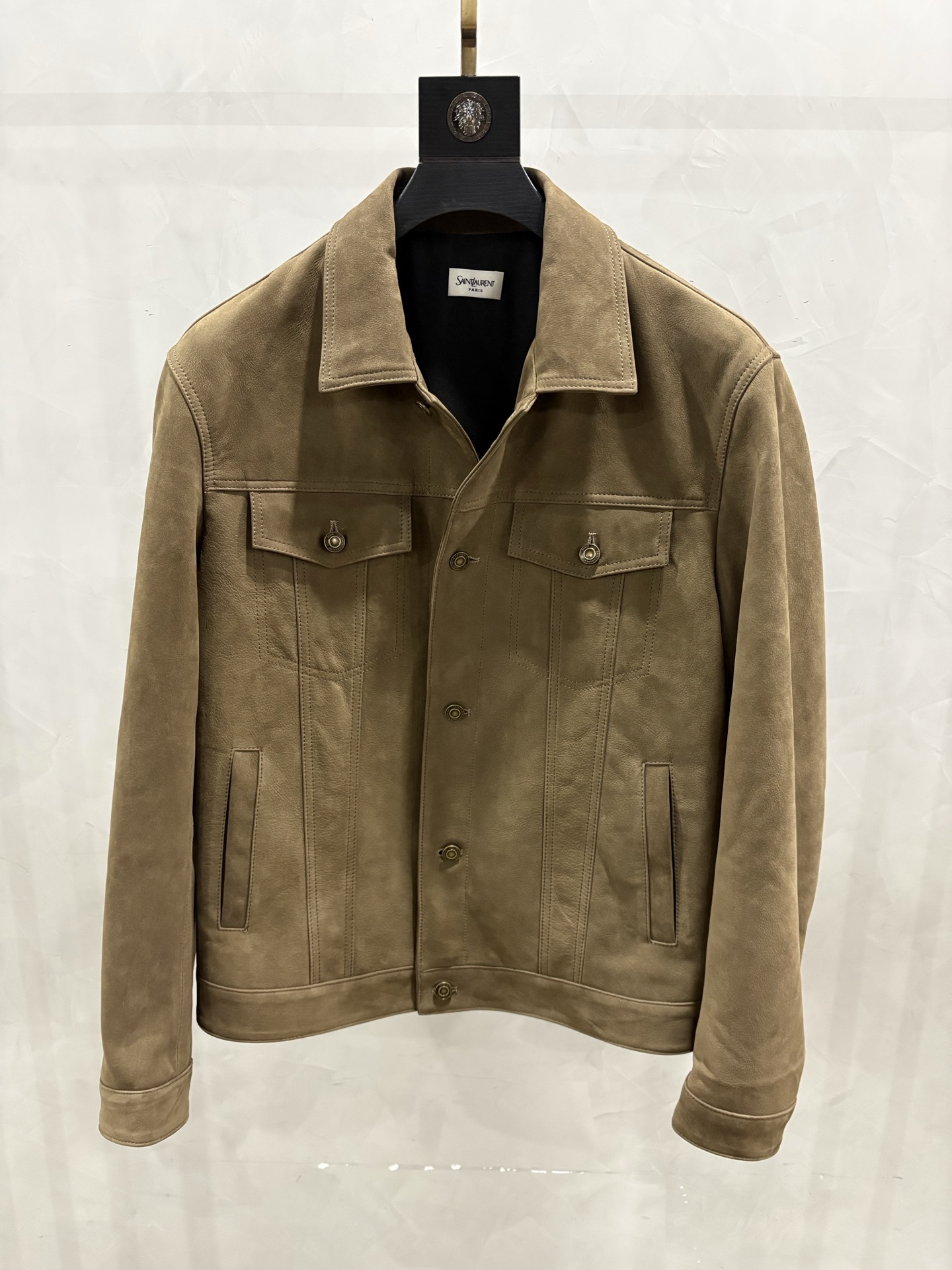 NO:677274,2025 Hong Kong Counter_Yves Saint Laurent_Foreign Trade Company Order, Premium Purchasing Original Version, The Latest Autumn and Winter Counter Model Deerskin Suede Leather Jacket, the fabric is made of imported genuine deerskin leather, it feels very fleshy, and the placket is customized  The ancient hardware button design makes it easy to put on and take off. It is developed and reproduced according to the original version. It is a must-have item for autumn and winter. It is immediately suitable. It is well-tailored and very slim. It has three standards and has a stylish upper body. It is a must-have item for trendy men. Welcome to compare at the counter.  Code number 48–58:, saint laurent-clothing, saint laurent, jackets & coats, leather jacket,198609092025香港专柜_圣罗兰_外贸公司订单,精品代购原单版本,秋冬最新专柜款鹿皮反绒皮衣外套,面料采用进口小鹿皮真皮皮革,手感很有肉感,衣襟定制复古五金排扣按扣设计穿脱自如,遵循原版开发复刻,秋冬必入单品当即正适宜,剪裁得意,非常显瘦.三标齐全,上身有款有型,潮男必入单品.欢迎对比专柜. 码数48–58编码:,圣罗兰-服装,saint laurent,jackets & coats,leather jacket,,Women's clothing