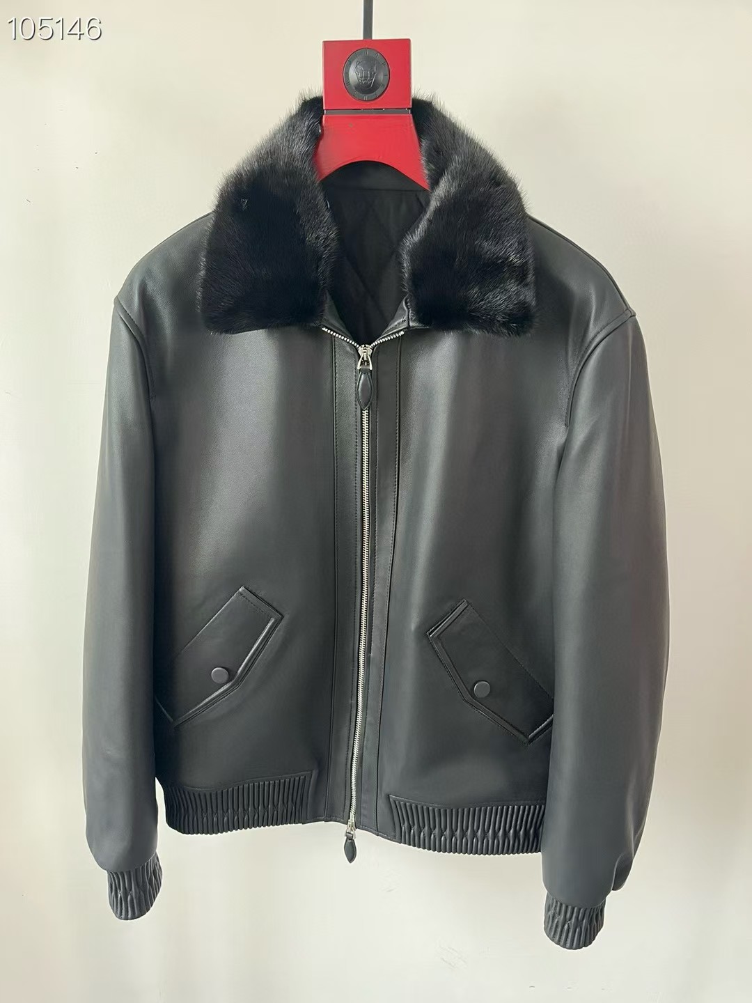 NO:688995,burluti burluti  Autumn and winter sheepskin leather jackets, imported mink lapel leather jackets, are quilted inside and are extremely warm in autumn and winter. With their exquisite craftsmanship and excellent quality, they will bring you a new fashion experience. This leather jacket is imported from Australia. Every inch of the sheepskin has been carefully selected to ensure that its softness and toughness are perfectly balanced.  Heng. Every detail reveals the craftsman's care and concentration. The interior is made of Bruti brand jacquard lining. The delicate texture and exquisite patterns complement each other, which not only provides you with a comfortable wearing experience, but also shows the brand's unremitting pursuit of quality. Two colors are black and blue.  Code number 48-58 Coding:, men's clothing, burberry, leather jacket, sheepskin,19860909布鲁提 burluti 秋冬羊皮皮衣,进口水貂翻领皮衣,内里夹棉秋冬保暖极强以其精湛工艺与卓越品质,为您带来全新的时尚体验.这款皮衣澳洲进口羊皮,每一寸羊皮都经过精挑细选,确保其柔软度与韧性达到完美平衡.每一处细节都流露出匠人的用心与专注.内里则采用布鲁提品牌的提花里布,细腻的纹理与精致的图案相互辉映,不仅为您提供舒适的穿着感受,更展现出品牌对于品质的不懈追求.黑和蓝两个颜色 码数48—58编码:,男装,burberry,leather jacket,sheepskin,,Women's clothing