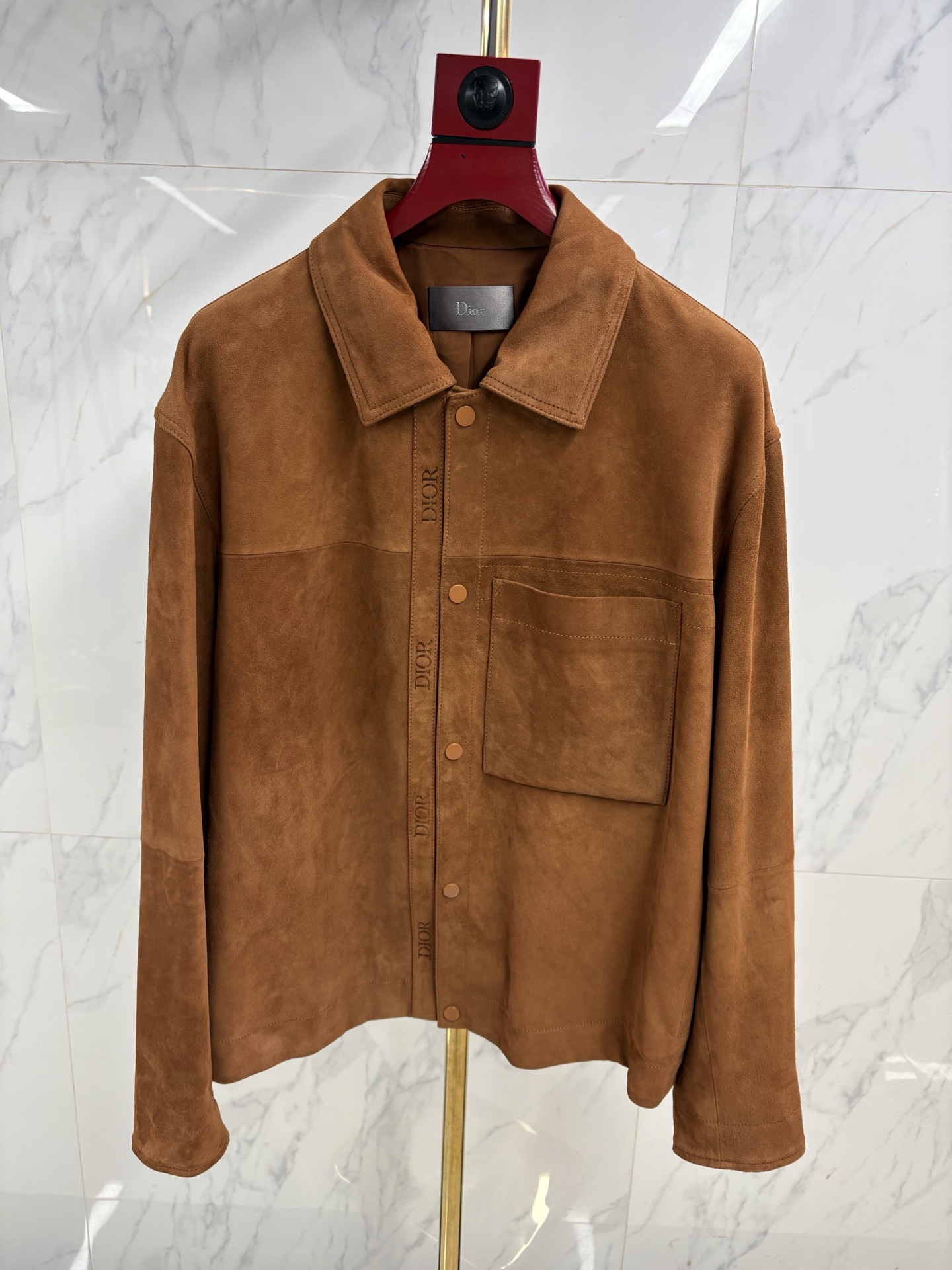 NO:711058,Hot leather jacket - Dior 25 Men's Jacket Lambskin Snap Closure Chest Patch Pocket Fashion New This jacket is a must-have item in everyone's wardrobe. It is made of lambskin suede, with the Dior logo printed on the snap closure and a patch pocket on the front. It is ideal for a casual look in any season. Codes 48-58:, Dior-clothing, dior, dior, jackets & coats, leather  jacket, sheepskin,19860909爆款皮衣-Dior 迪奥25 男士夹克小羊皮按扣开合胸前贴袋时尚新款 这款夹克是每个人衣橱中的必备单品.它采用小羊皮反绒皮制成,按扣开合处印有迪奥标志,正面设有一个贴袋.无论在任何季节,它都是打造休闲造型的理想之选. 码数48——58编码:,迪奥-服装,dior,dior,jackets & coats,leather jacket,sheepskin,,Women's clothing