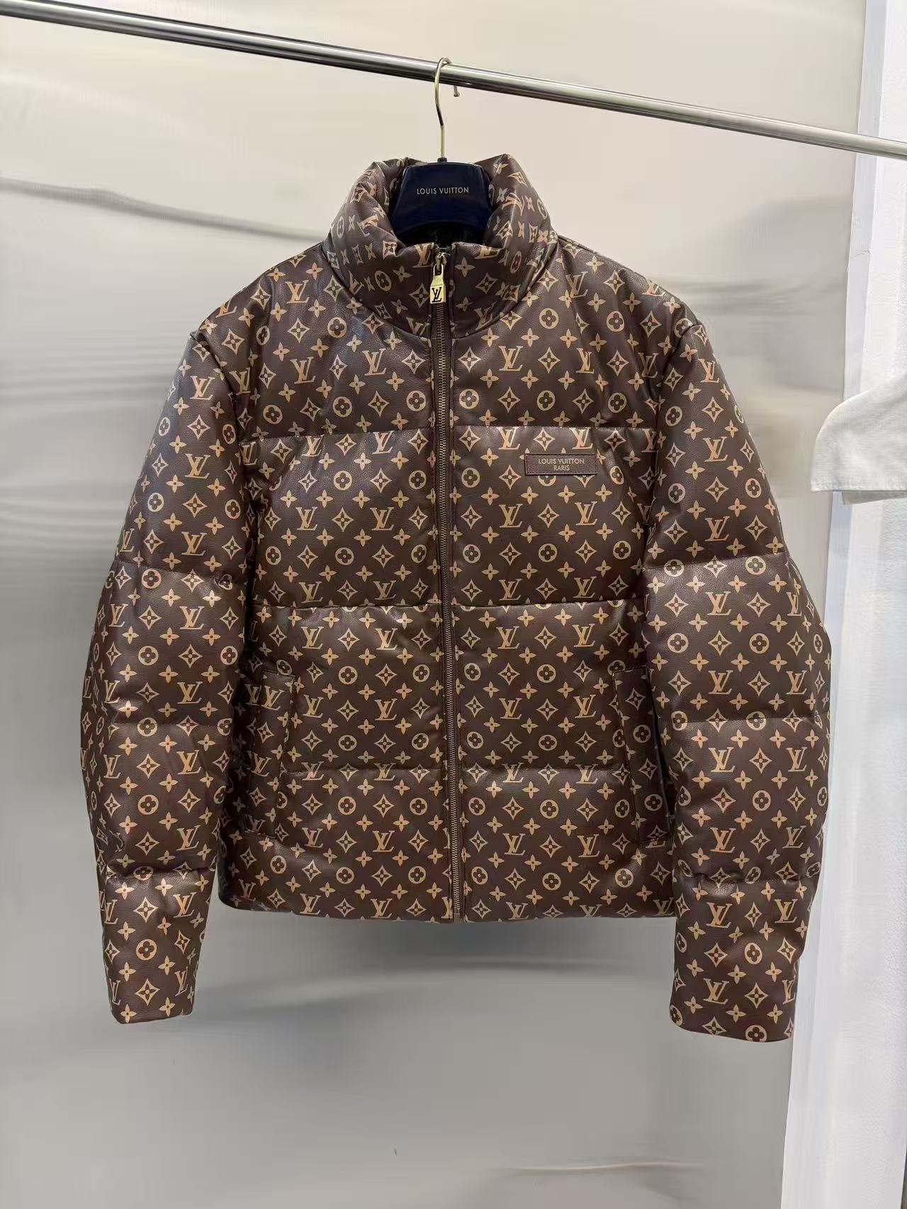 NO:711060,Hong Kong counter synchronization LV  Louis Vuitton's 2025 Autumn and Winter Men's Cowhide Down Jacket is a new chapter in the era of classics and luxurious warmth. When century-old elegance genes meet autumn and winter pragmatism, Louis Vuitton's new Men's Cowhide Down Jacket for Autumn and Winter 2025 makes a grand debut, using rare materials and  The iconic design redefines the aesthetics of high-end men's winter clothing. It is selected from the first layer of cowhide imported from Spain and polished by natural tanning process. The leather is soft, delicate and tough, with a warm luster and breathability, and a mellow and long touch.  The classic brown tone is calm and atmospheric, which not only fits the quiet atmosphere of autumn and winter, but also highlights the elegant style of mature men. Every texture carries the unique texture of natural materials. The entire body is covered with Louis Vuitton's iconic Monogram five-flower print, which is intertwined with LV letters, four-leaf flowers, rhombus and other classic elements. This brand totem, which was born in 1896, has been tempered for a hundred years and remains timeless. It is low-key and conceals recognition, showing its luxury heritage.  The interior is filled with high-quality goose down, which is full and clean. With its excellent fluffiness and temperature-locking performance, it builds a light and warm protective barrier in the cold winter, saying goodbye to the heavy and bulky wearing experience. The stiff silhouette of the leather fabric and the soft and fluffy goose down are cleverly balanced, retaining the core warmth function of the down jacket, but also having the neat texture of the leather item. Whether you are commuting in the city or traveling for business, you can take into account both style and temperature.  Code number 48-58, Dior-clothing, dior, louis vuitton, louis vuitton, down jacket, cowhide,19860909香港专柜同步LV 路易威登2025秋冬男士牛皮羽绒服经典与奢暖的时代新章当百年奢雅基因邂逅秋冬实用主义,路易威登2025秋冬新款男士牛皮羽绒服重磅登场,以珍稀材质与标志性设计,重新定义高端男士冬日着装美学.精选西班牙进口头层牛皮,历经天然鞣制工艺打磨,皮质柔软细腻且富有韧性,自带温润光泽与呼吸感,触感醇厚绵长.经典棕色调沉稳大气,既契合秋冬季节的静谧氛围,又彰显成熟男士的儒雅格调,每一处纹理都承载着天然材质的独特质感.全身铺陈路易威登标志性Monogram五花印花,由LV字母、四叶花、菱形等经典元素交织而成,这一诞生于1896年的品牌图腾,历经百年时光淬炼依旧历久弥新,低调中暗藏辨识度,尽显奢品底蕴. 内里填充高品质鹅绒,绒朵饱满洁净,凭借优异的蓬松度与锁温性能,在凛冽寒冬中构建轻盈温暖的防护屏障,告别厚重臃肿的穿着体验.皮革面料的挺括廓形与鹅绒的柔软蓬松巧妙平衡,既保留了羽绒服的核心保暖功能,又兼具皮质单品的利落质感,无论是城市通勤还是商务出行,都能兼顾风度与温度. 码数48—58编码,迪奥-服装,dior,louis vuitton,louis vuitton,down jacket,cowhide,,Women's clothing