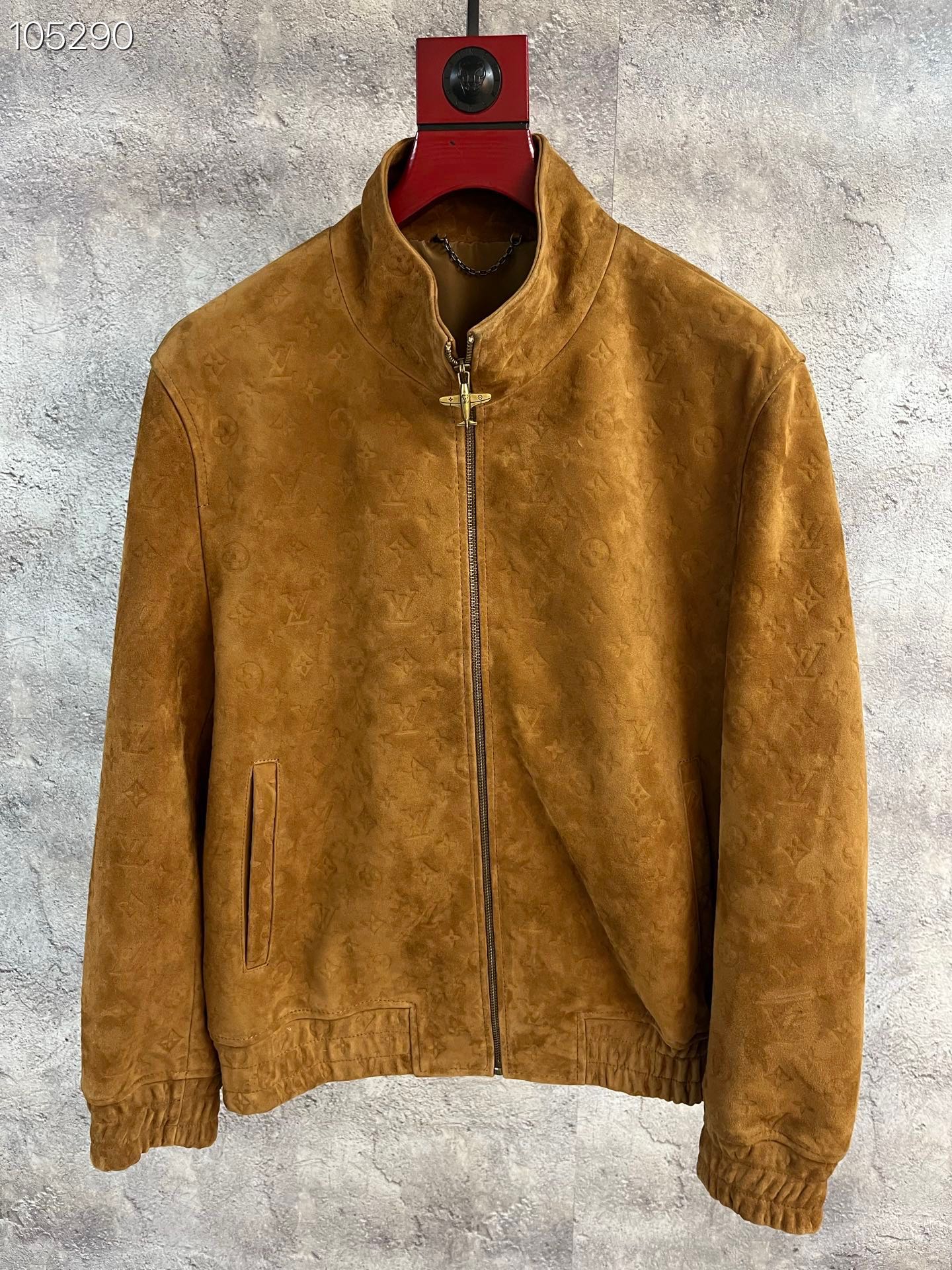 NO:785007,Louis Vuitton's LV 24 autumn and winter men's suede sheepskin leather jackets are coming to Lujia. This suede leather jacket is made of cardigan suede sheepskin imported from Australia. It is made of high-quality material, soft and delicate to the touch, and shows luxurious quality. It is made of LV all over the body.  The iconic five-flower embossing is unique and eye-catching, fully displaying the charm of the brand. The high-neck design can not only effectively resist the cold, but also highlight the man's upright posture and extraordinary temperament. The elastic treatment of the hem and cuffs not only increases the overall sense of fashion  , and improves the comfort and warmth of wearing. LV has always led the fashion trend with exquisite craftsmanship and excellent design. This men's suede sheepskin leather jacket is undoubtedly another masterpiece of the essence of its brand. It is not only a piece of clothing, but also a symbol of identity and taste.  We look forward to having you own this Louis Vuitton suede sheepskin jacket, which will show its unique charm and style this autumn and winter. Code size 48-58,Louis Vuitton-clothing,louis vuitton,louis vuitton,louis vuitton,louis vuitton,jackets & coats,leather jacket,sheepskin,19860909路易威登 LV 24 秋冬男款反绒羊皮皮衣强势来袭驴家这款反绒皮衣精选澳洲进口的卡其实反绒羊皮,材质上乘,触感柔软细腻,尽显奢华品质.其满身采用 LV 标志性的五花压花,独特而醒目,将品牌的魅力展现得淋漓尽致.高领的版型设计,不仅能够有效抵御寒冷,更能凸显男士的挺拔身姿与不凡气质.而下摆及袖口的松紧处理,既增加了整体的时尚感,又提升了穿着的舒适度和保暖性.LV一直以来都以精湛的工艺和卓越的设计引领时尚潮流,这款男士反绒羊皮皮衣无疑是其品牌精髓的又一力作.它不仅是一件衣物,更是一种身份与品味的象征. 期待您能拥有这件路易威登反绒羊皮外套,在这个秋冬展现出独特的魅力与风采. 码数48-58编码,路易威登-服装,louis vuitton,louis vuitton,louis vuitton,louis vuitton,jackets & coats,leather jacket,sheepskin,,Women's clothing
