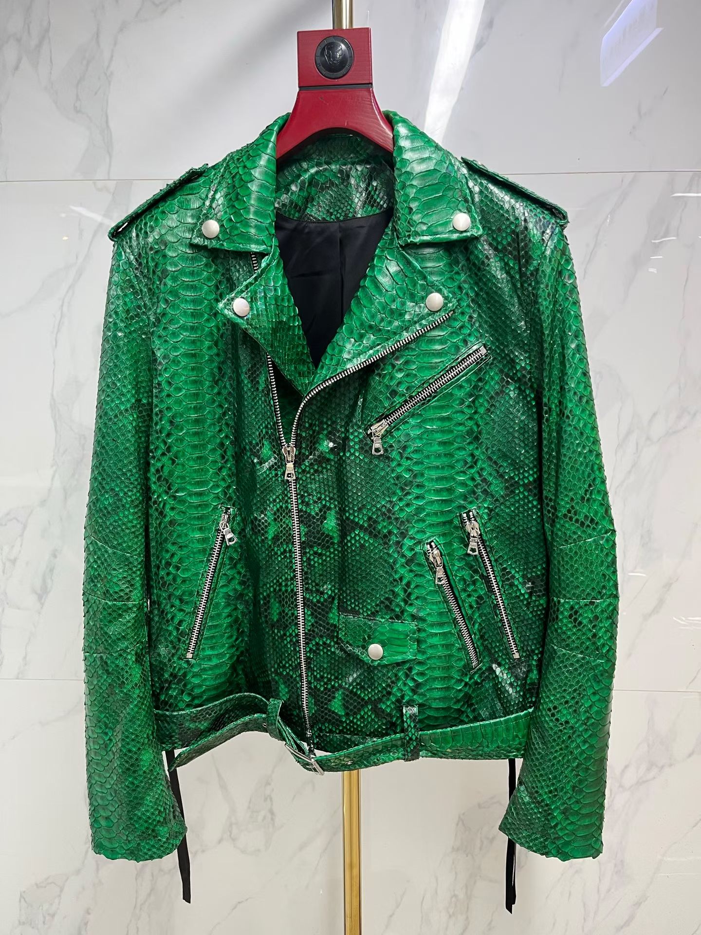 NO:868254,Same style for men and women. Amiri python leather coat synchronized with Hong Kong counters in autumn and winter. The two most popular colors on the brand catwalk. Recommended for multi-star tops. [Same style for men and women] Top-grade python skin. Non-market spliced snake skin. Extra large opening. No broken skin. Less splicing. One-foot leather. The original molded hardware is completely different from the cheap hardware. The texture is super good.  Different from market products, the counter sells for hundreds of thousands. The code size is S-----3XL. High-end products require about 15 days of custom coding, men's clothing, amiri, leather jacket, snakeskin,19860909男女同款 秋冬香港专柜同步Amiri 蟒蛇皮衣 品牌走秀最两个色多明星上身爆款推荐【男女同款】顶级蟒蛇皮 非市场拼接蛇皮 超大开张 无碎皮 少拼接 一尺皮.原版开模五金 和便宜五金份量完全不同 质感超好 区别市场货,专柜卖十几万.码数S-----3XL高端产品需要定制15天左右编码,男装,amiri,leather jacket,snakeskin,,Women's clothing