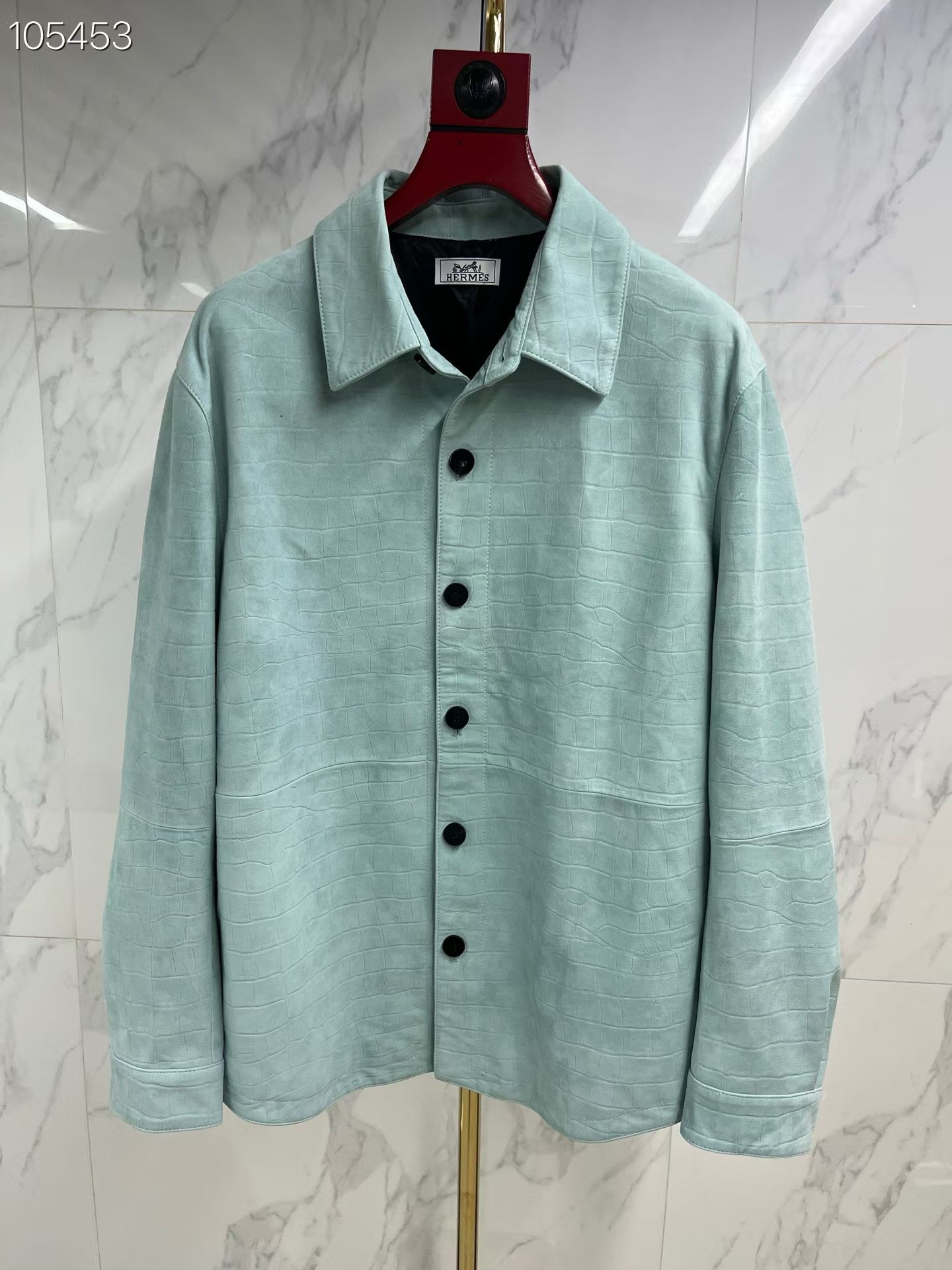 NO:721758,Hermès does not include the picture bag [eye-catching Hermès orange collar with unique suede embossed crocodile pattern lambskin shirt and leather jacket] H family fashionable sheepskin denim style jacket  Stylish, high-end and elegant minimalism, classic shirt-style jacket. It adds elegance to the fashion trend. The fresh and elegant blue color shows the feeling of salt and sweet! The lambskin imported from Italy creates a gentle and chic light blue color. It has a unique retro softness.  The feel, texture is extremely delicate and soft, and the touch is invincible. The workmanship requirements are extremely high. A slight deviation will scrap the entire garment. It shows a trendy and fashionable design. The shirt-type jacket embodies the chic and elegant young fashion essentials. The same style for men and women.  Code number 46--58 coding: Hermes-clothing,hermes,hermes,jackets & coats,jackets & coats,shirts,leather jacket,sheepskin,19860909Hermès 爱马仕 不包含图片袋子【夺目的爱马橙衣领搭配独有反绒压鳄鱼纹图案的小羊皮衬衫皮衣外套】 H家时尚绵羊皮牛仔风夹克外套 格调型高端大气的极简主义,经典衬衫式夹克外套.为时尚潮流平添风采.清新的淡雅蓝色泽彰显可盐可甜的感觉!意大利进口小羊皮铸就温婉别致的淡雅蓝色泽.拥有别致的复古柔和感,质感极具细腻柔软,触感无敌.做工要求极高.轻微的偏差就会报废整件衣服.尽显潮流时尚的造型设计.专将衬衫型的夹克款外套体现的别致风华年轻时尚潮流必备单品.男女同款 码数46—-58编码:,爱马仕-服装,hermes,hermes,jackets & coats,jackets & coats,shirts,leather jacket,sheepskin,,Women's clothing