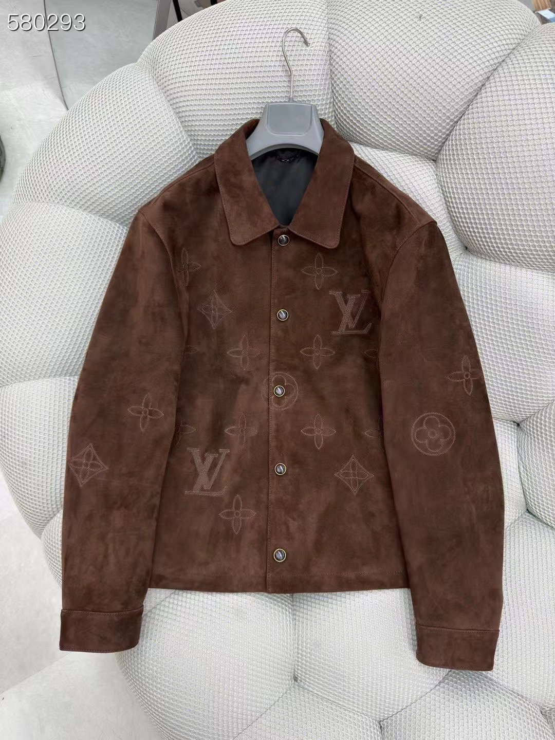 NO:721754,Hong Kong counter synchronized 26ss dark brown suede Monogram shirt and leather jacket with embroidered snap buttons. The dark brown shirt jacket is made of soft suede, with the same color Monogram Giant pattern embroidered on the front, sleeves and back details. The seams and inner pockets allow this lightweight jacket to be worn as a coat. The pearl effect snap buttons inlaid on gold metal add a unique charm to this elegant work.  Code number 48-58: Louis Vuitton-clothing, louis vuitton, jackets & coats, jackets & coats, shirts, leather jacket, chamois leather,19860909香港专柜同步26ss深棕麂皮Monogram衬衫皮衣外套 刺绣按扣新款 深棕色衬衫夹克由柔软的麂皮制成,正面、袖子和背面细节处绣有同色系的 Monogram Giant 图案.接缝处和内侧的口袋使这款轻便的外套也可作为大衣穿着.镶嵌在金色金属上的珍珠效果按扣,为这款优雅的作品增添了独特的韵味. 码数48—58编码:,路易威登-服装,louis vuitton,jackets & coats,jackets & coats,shirts,leather jacket,chamois leather,,Women's clothing