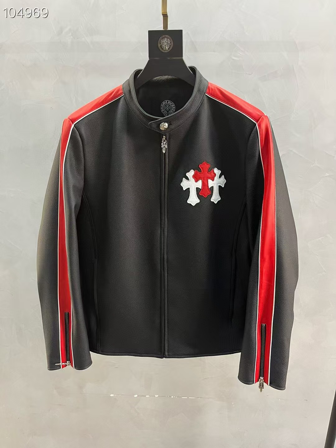 NO:822295,Hong Kong Harbor City counter synchronizes ChromeHearts (Chrome Hearts) autumn and winter new counters synchronize new sales. Fashionable classic shirts and genuine leather jackets. The fabrics are imported cowhide and heavy sterling silver hardware accessories. Palace-level quality supports counter version matching. The upper body effect is excellent, popular recommendation. Two colors black and white, code number 48--58 ready supply code, Chrome Hearts - clothing, chrome hearts, chrome hearts, shirts, leather jacket, cowhide, pure silver,19860909香港海港城专柜同步 ChromeHearts（克罗心）秋冬新款专柜同步新款发售 时尚经典衬衫款真皮皮衣 面料甄选进口牛皮搭配重工纯银五金属制品配件 殿堂级品质支持专柜对版 上身效果极佳 ,爆款推荐.两个颜色黑白 码数48——-58现货供应编码,克罗心-服装,chrome hearts,chrome hearts,shirts,leather jacket,cowhide,pure silver,,Women's clothing