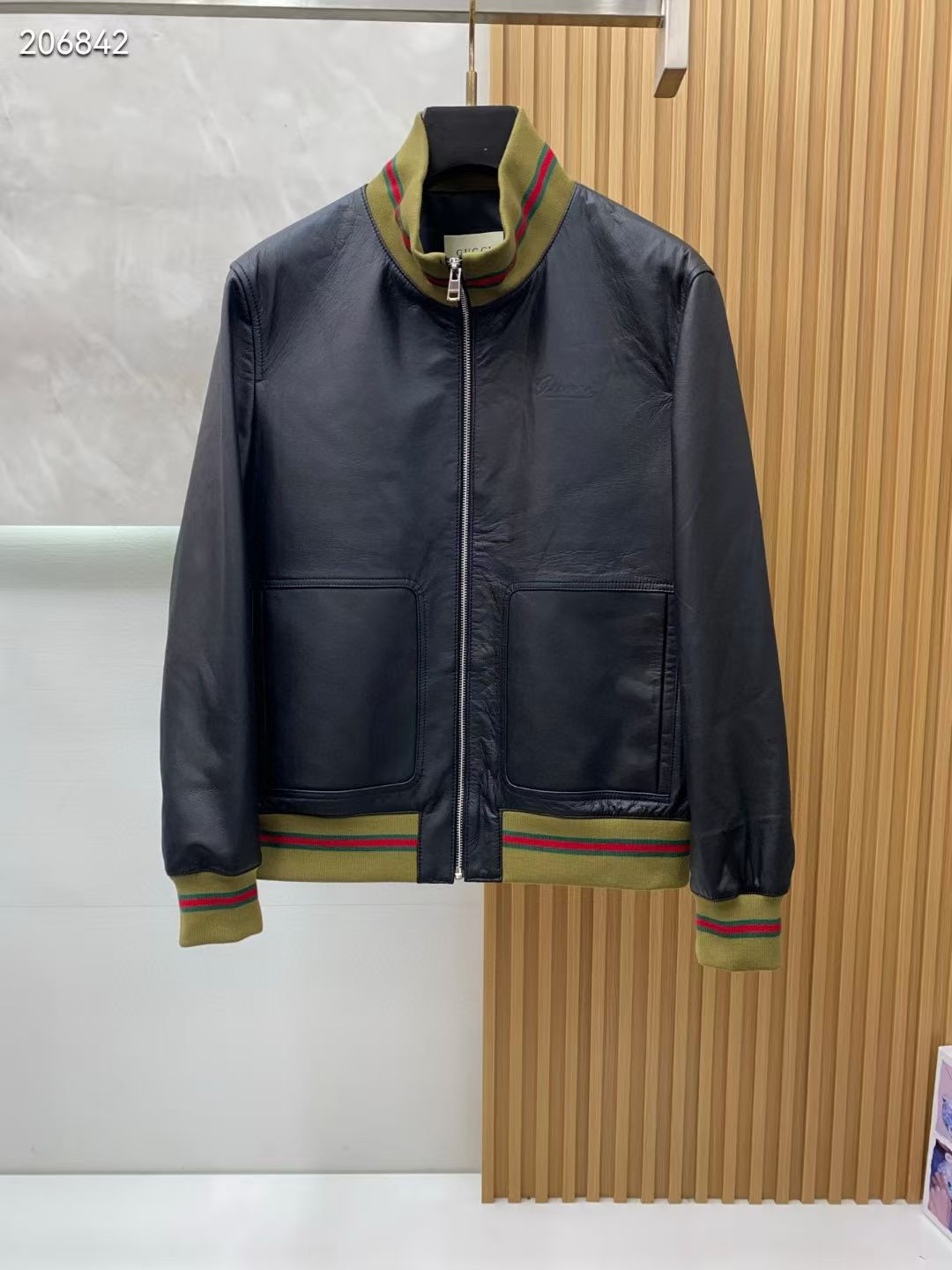 NO:785042,Hong Kong counter Gucci 2025 autumn and winter new catwalk style leather jackets worn by many celebrities. Special channels flow out of Australian imported sheep suede. Genuine leather original LOGO hardware. The upper body effect is slim and fashionable. The version is super correct. Good products from regular manufacturers. There is nothing to be picky about!  Code number 46-58:, Gucci-clothing, gucci, leather jacket,19860909香港专柜古奇 2025秋冬新品走秀款皮衣超多明星有穿过 特殊渠道流出澳洲进口绵羊反皮 真皮原版LOGO五金 上身效果修身时尚版型超级正.正规大厂出来的好货.没有任何可以挑剔的地方！码数46—58编码:,古驰-服装,gucci,leather jacket,,Women's clothing