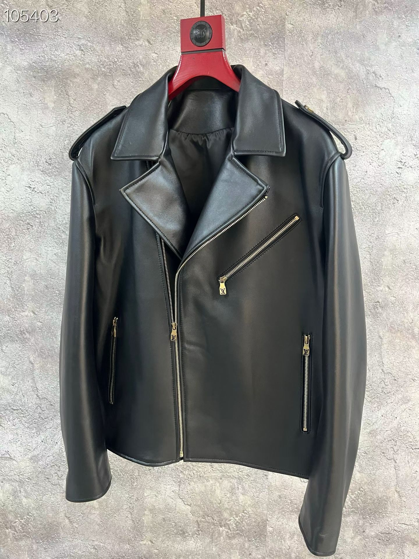 NO:822338,Synchronized with the Galaxy counter in Macau, LV's new autumn and winter motorcycle leather jackets also add a sense of fashion. The black leather is made of imported sheepskin, with a delicate feel, just like a person with connotation. This is a product that needs to be carefully considered from the outside to the inside, which adds a bit of quality and color to this single product. Code number 48-58 Code:, Louis Vuitton-clothing, louis vuitton, louis vuitton, leather jacket, sheepskin,19860909澳门银河专柜同步,LV秋冬新款机车皮衣同时增添时尚感.黑色皮料采用进口绵羊皮,细腻的手感,恰似一位有内涵的这是一件从外到里都是需要慢慢推敲的货品,给这件单品有增加了几分品质色彩. 码数48—58编码:,路易威登-服装,louis vuitton,louis vuitton,leather jacket,sheepskin,,Women's clothing