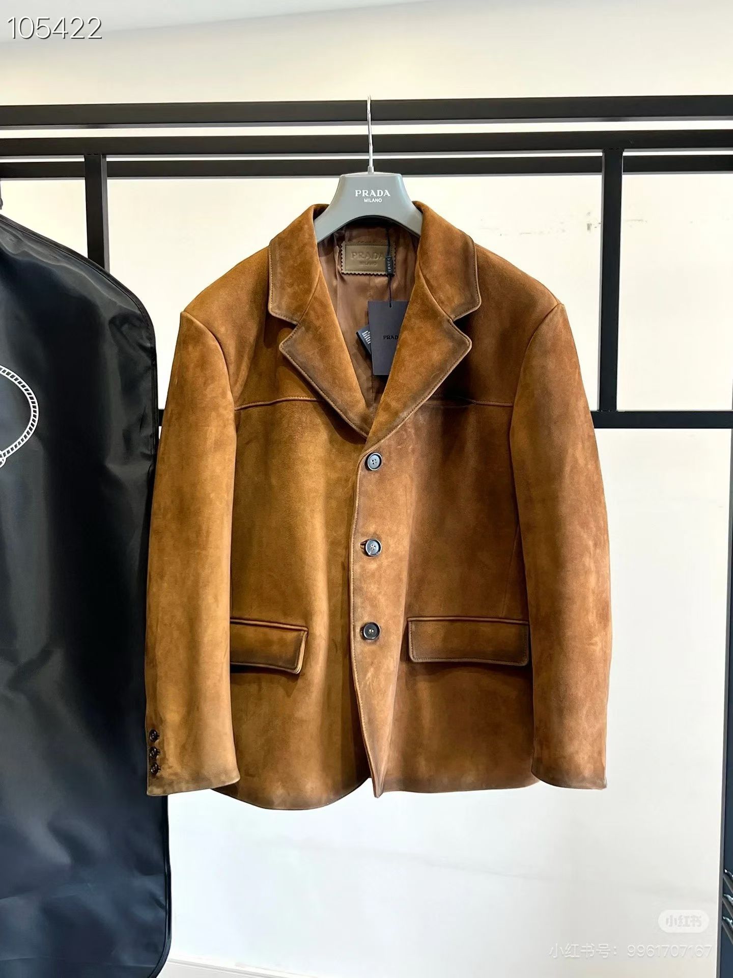 NO:822287,2025 new autumn and winter suits imported tire cowhide Prada high-end line, OEM first sale of imported private goods Prada autumn and winter new business casual suit leather jackets, Macau counters simultaneously on the shelves, imported New Zealand cowhide multi-element stitching fashion atmosphere is definitely not ordinary products in the market, the upper body is soft and comfortable, no sense of weight-bearing constraints) senior designers carefully cut!  The most popular pin supply design in autumn and winter, the original hardware mold opening accessories, the workmanship details are impeccable!  Recommend hot-selling items if you know the goods, available from stock. Code number 48--58:, Prada-clothing, prada, leather jacket, cowhide,198609092025秋冬新款西服进口胎牛皮普拉达高端线、代工厂首单发售进口私货普拉达秋冬新款商务休闲西服皮衣、澳门专柜同步上架、进口新西兰牛皮多元素缝线时尚大气绝非市场普通货,上身柔软舒适,无负重束缚感）深资设计师精心裁剪！秋冬最流行供针设计原版五金开模附件配件做工细节无可挑剔！懂货入手爆款推荐,现货供应. 码数48—-58编码:,普拉达-服装,prada,leather jacket,cowhide,,Women's clothing