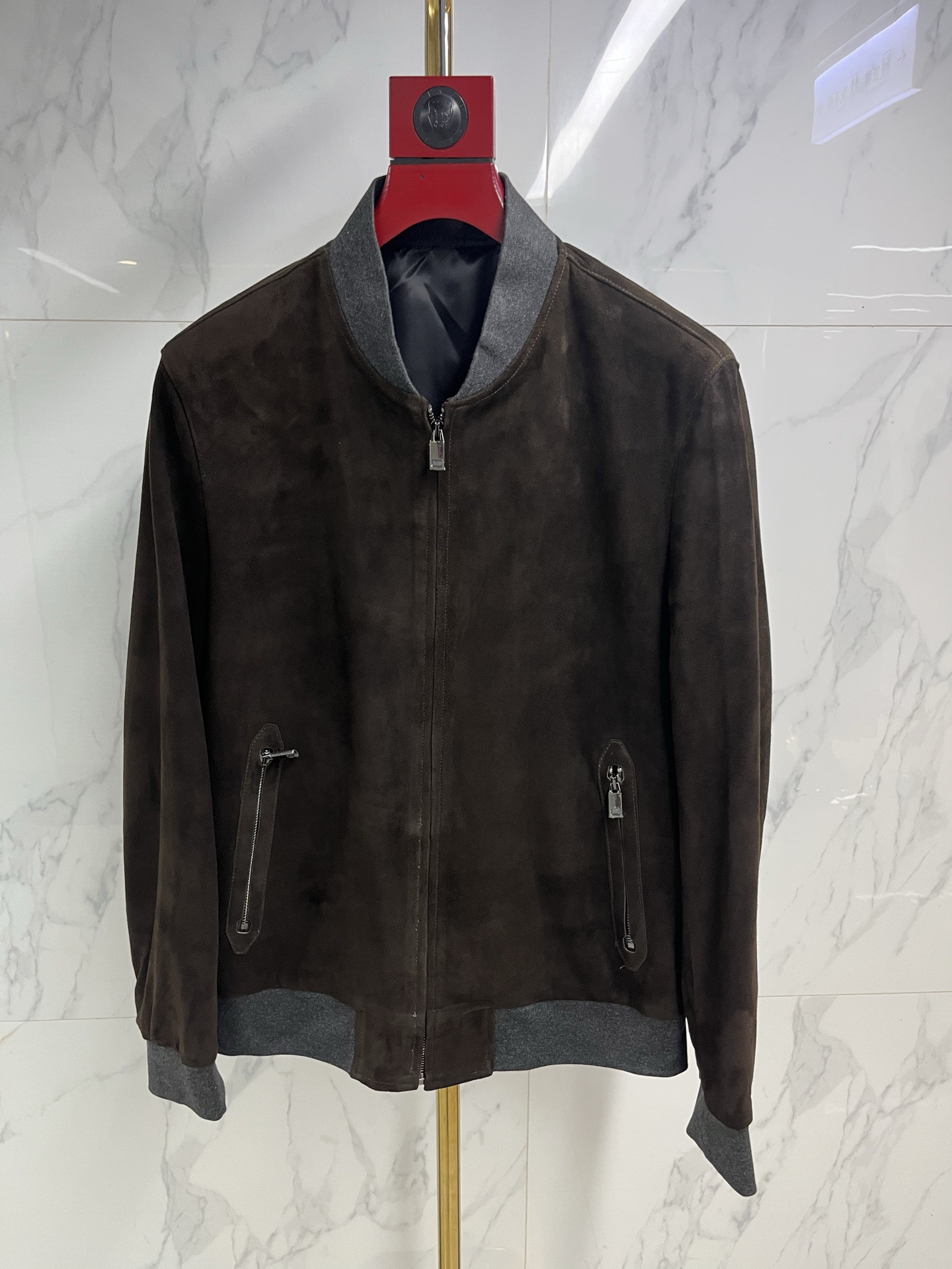 NO:785060,2025 Hong Kong counter synchronizes the new imported men's baseball uniform ultra-thin suede sheepskin baseball uniform leather jacket jacket!  Ralph Lauren... presents to you a leather jacket that combines classic and modern design elements. The overall materials are extremely luxurious and the configuration is unrivaled. The Italian top-quality mass-produced leather supplied by the customer is the best in the industry. It is quite heavy and expensive. The leather has first-class toughness and texture, is full of delicacy, and has excellent breathability!  It also shows the wearer’s temperament and taste!  Whether it is daily wear or attending various occasions, business casual hot styles are recommended. Code numbers 48-58: men's clothing, jackets & coats, jackets & coats, leather jacket, sheepskin,198609092025香港专柜同步新款男士进口棒球服超薄反绒羊皮棒球服皮衣夹克外套！拉夫劳伦……家为您呈现一款融合了经典与现代设计元素的皮衣外套.整体的用料极致奢华,无敌的配置,客供的意大利顶尖属于业界最上乘的量产皮料,颇为重磅且矜贵,皮料韧性度与质感一流,细腻感十足,透气性亦优越！更显现出穿着者的气质和品味！无论是日常穿搭还是参加各种场合,商务休闲爆款推荐. 码数48—58编码:,男装,jackets & coats,jackets & coats,leather jacket,sheepskin,,Women's clothing