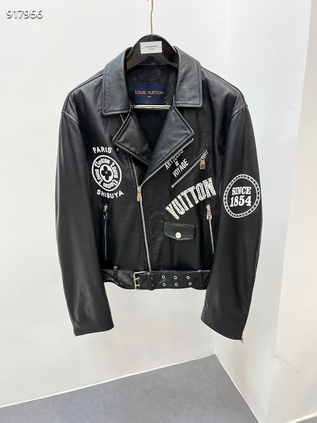 NO:785054,Hong Kong counter synchronizes dark totem] Louis Vuitton motorcycle wear | The legend of cowhide branding, the era of rivet tapping** **Top material** - **Italian vegetable tanned cowhide** Selected first-layer calfskin, treated with chrome tanning process, giving the leather tear resistance and flexible touch, the natural texture deposits a unique luster with wear. -  **Monogram embossing innovation** The classic presbyopia totem is imprinted on the cowhide surface with hot pressing technology. The concave and convex touch feels like relief, and the gilt dark pattern is refracted under dark light - a tribute to the soul symbol of the brand born in 1896. ** Hard-core craftsmanship** **Rivets·Symphony of function and power**  The shoulders and sleeve elbows are embedded with brass rivets, replicating the anti-collision metal corner design of the suitcase in 1858, which not only strengthens the stress points to resist friction, but also reshapes the motorcycle gene with industrial edges and corners. **Sewing·The stubbornness of a century of handcraft** The double-needle saddle stitching method runs through the body of the garment, and the beeswax linen hand-quilting, with 8 needles per inch as precise as a machine, ensures that the bones will not collapse after ten years. **Design password** -  **Shape** The knight's jacket is neatly cut, with a bias-cut hem like an engine tailfin, and three-dimensional pleats on the back hidden with Monogram trendy items. Coding, Louis Vuitton-clothing, louis vuitton, jackets & coats, cowhide,19860909香港专柜同步暗黑图腾】路易威登机车服 | 牛皮烙印传奇,铆钉叩击时代** ** 顶级材质** - **意大利植鞣牛皮**精选头层小牛皮,经铬鞣工艺处理,赋予皮革抗撕裂强度与柔韧触感,天然纹理随穿着沉淀独属光泽. - **Monogram压印革新**经典老花图腾以热压技术烙印牛皮表面,凹凸触感如浮雕,暗光下折射鎏金暗纹——致敬1896年诞生的品牌灵魂符号. ** 硬核工艺**  **铆钉·功能与权力的交响**  肩部与袖肘嵌装黄铜铆钉,复刻1858年行李箱防撞金属角设计,既加固受力点抵御摩擦,更以工业棱角重塑机车基因.  **缝线·百年手作的倔强**  马鞍双针缝法贯穿衣身,蜜蜡麻线手工绗缝,每英寸8针精准如机械,确保十年形骨不塌. ** 设计密码** - **廓形**骑士夹克利落剪裁,斜裁下摆如引擎尾翼,背部立体褶裥暗藏Monogram潮品搭配.编码,路易威登-服装,louis vuitton,jackets & coats,cowhide,,Women's clothing
