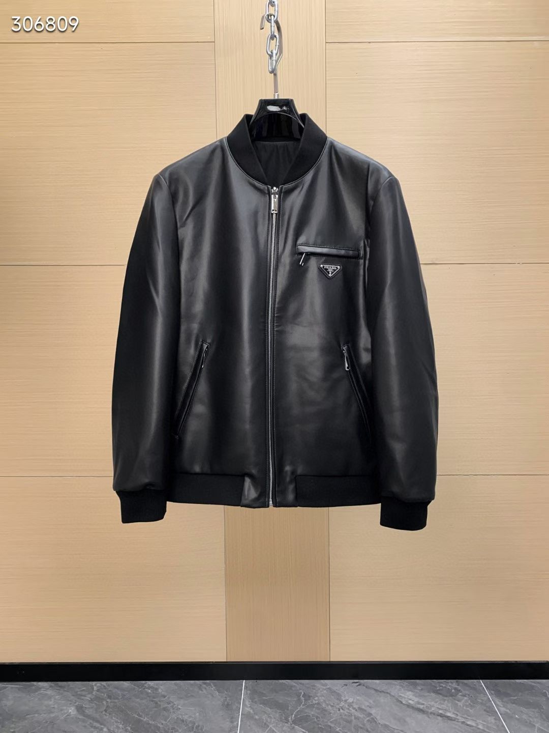 NO:785048,Macau counter simultaneously PRADA Prada autumn and winter men's luxury sheepskin reversible baseball jacket, a well-known French brand from foreign trade channels, high-end limited edition products, new autumn and winter 2025, restrained and calm basic design style continuation elements, can be used on both sides. Versatile black and classic fashionable baseball jacket, ribbed cuffs, chest horizontal pocket decoration, classic brand logo metal triangle mark, same color hardware  An extremely outstanding stand-up collar leather jacket that is suitable for both business and leisure. The overall details are of high quality. All accessories are supplied by customers. Sheepskin imported from Australia has a delicate and natural luster. The comfort and softness are top-notch. Every detail shows the craftsmanship and is impeccable. The upper body is incomparably handsome and the style is full. The leather jacket is a highly photographed item in autumn and winter. Good styles are really hard to come by. Black  Code number 48-58:, Prada-clothing, prada, prada, jackets & coats, jackets & coats, leather jacket, sheepskin,19860909澳门专柜同步PRADA 普拉达秋冬男士奢华绵羊皮双面穿棒球服夹克外套,法国知名品牌 洋行贸易渠道货,高端限量版臻品,2025秋冬新品,内敛沉稳的基础款设计风格延续的元素,两面都可使用 百搭的黑色与经典时髦的棒球夹克 罗纹袖口 胸前横口袋装饰 经典品牌logo金属三角标 同色五金 极为出色,商务与休闲兼修的立领皮夹克,整体细节品质感超强,辅料全系客供,澳洲进口绵羊皮 皮面光泽细腻自然,舒适度和柔软的都堪称顶级水准,每一处细节都彰显匠心工艺,无可挑剔,版型上身无敌帅气,型款十足,皮衣属于秋冬出镜率极高的单品,好的款式真的是可遇不可求.黑色 码数48—58编码:,普拉达-服装,prada,prada,jackets & coats,jackets & coats,leather jacket,sheepskin,,Women's clothing