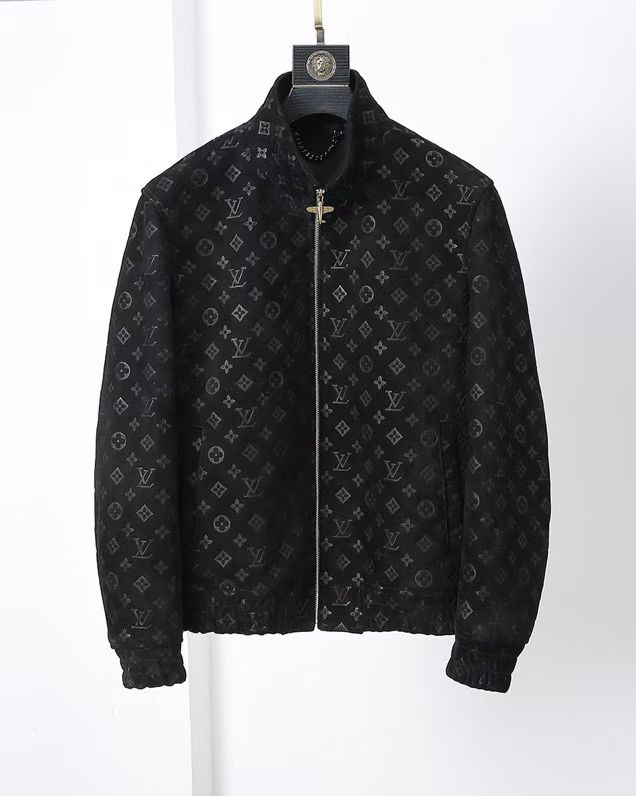 NO:866702,L Vuitton autumn and winter super new top pure fashion high-end imported hybrid sheepskin classic embossed presbyopia genuine leather jacket jacket, the best of the best, the best of the best, high-end professional luxury customization, private channels, cutting-edge foundry channels, supply, on sale at the counter!  High street style, series with a price of over 10,000 yuan, high-end light luxury retro sports series, new orders from European and American trade companies, popular on INS. A hot item that frequently appears on major fashion information websites!  This style can also be said to be the most popular series of styles in the LV family this year. There is a frenzied rush everywhere. It was sold out within 3 days of being put on the sales website, and the purchase price doubled directly. But even so, there are still many popular sizes that need to be waited for!  [Luxury Sports High Street Fashion] There is no doubt that this popular item is still made in the style of the popular light luxury retro sports series. This style has a strong sense of youthful style. This is also the theme matching system for this autumn and winter. It gives people a fashionable sense of vitality and individuality. It feels quite high-end and has a unique high-street personality!  Everyone who sees this style will involuntarily look sideways. The upper body effect is amazing. Fashion, luxury, class, vitality, and high street can all be fully demonstrated. And the recognition is obvious at a glance, crushing all the clothes you imagine now. [Materials and craftsmanship] The whole body is imported mixed-breed sheep embossing technology, original hardware accessories, the craftsmanship difficulty of this style is comparable to that of an exquisite bag. Every detail is enough to make people feel surprised. The specifications and grades are obviously high-end, and the performance and comfort of wearing are stronger!  !  The workmanship is extremely fine and exquisite, the craftsmanship is impeccable, the quality is super, you can compare it casually and easily, the upper body is super comfortable, stylish, fashionable, handsome and versatile, supports various inspections. Code number 48-58 code: p available from stock, Louis Vuitton-clothing, louis vuitton, louis vuitton, jackets & coats, jackets & coats, leather jacket, sheepskin,19860909L威登秋冬超级新款顶级纯原时尚高端进口混种羊皮经典压花老花真皮皮衣夹克外套,极品中的极品,尖端中的尖端,高级专业奢华定制,私密渠道,尖端代工厂渠道出品货源,柜台在售！ 高街风格,柜价破万系列,高端轻奢复古运动系列欧美贸易洋行新单,INS人气爆款. 一款频频出现在各大时尚资讯网站的火热单品！ 此款也可以说是今年lv家人气最为火爆的系列款式了 各地都是疯抢的节奏,代卖网上架3天便已宣告售罄,代购价格更是直接翻倍,但是就算是这样,依然有许多的热门尺码需要等待！【轻奢运动高街风尚】 毋庸置疑的人气爆款单品,依旧是高人气轻奢复古运动系列的风格打造,此款的青春格调感相当之强,这也是今年秋冬的主题搭配系 给人一种活力个性的时髦感,给人的感觉相当之高级,更是独显高街个性感！ 每一个看到此款的人都会不由自主的侧目吧 上身效果十分惊人,时尚,奢华,档次,活力,高街都能全面彰显 并且辨识度更是一眼可知,碾压你现在所幻想的一切服饰【材质与工艺】 全身进口混种羊压花工艺,原版五金辅料,此款的工艺难度堪比一款精致的包包了 每一处的精致都足以让人感受到惊喜 规格与档次显而易见的高级,穿搭的性能与舒适感更强！！ 做工极其精细讲究,工艺版型无可挑剔,品质超强,随意轻松比对,上身超舒适有型时尚潮流帅气百搭,支持各种验货 码数48-58编码:p现货供应,路易威登-服装,louis vuitton,louis vuitton,jackets & coats,jackets & coats,leather jacket,sheepskin,,Women's clothing