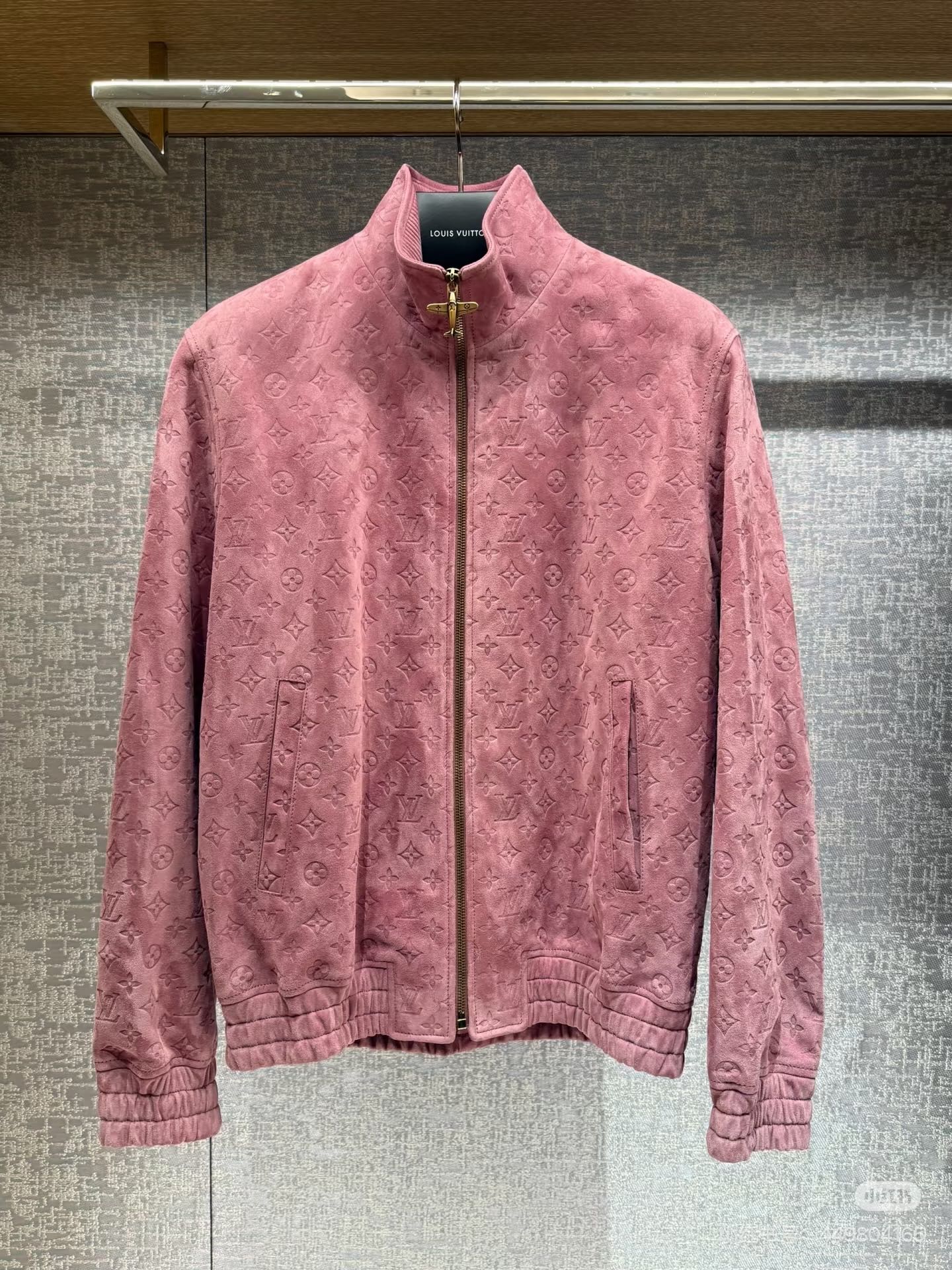 NO:868335,L Vuitton autumn and winter super new top pure fashion high-end imported hybrid sheepskin classic embossed presbyopia genuine leather jacket jacket, the best of the best, the best of the best, high-end professional luxury customization, private channels, cutting-edge foundry channels, supply, on sale at the counter!  High street style, series with a price of over 10,000 yuan, high-end light luxury retro sports series, new orders from European and American trade companies, popular on INS. A hot item that frequently appears on major fashion information websites!  This style can also be said to be the most popular series of styles in the LV family this year. There is a frenzied rush everywhere. It was sold out within 3 days of being put on the sales website, and the purchase price doubled directly. But even so, there are still many popular sizes that need to be waited for!  [Luxury Sports High Street Fashion] There is no doubt that this popular item is still made in the style of the popular light luxury retro sports series. This style has a strong sense of youthful style. This is also the theme matching system for this autumn and winter. It gives people a fashionable sense of vitality and individuality. It feels quite high-end and has a unique high-street personality!  Everyone who sees this style will involuntarily look sideways. The upper body effect is amazing. Fashion, luxury, class, vitality, and high street can all be fully demonstrated. And the recognition is obvious at a glance, crushing all the clothes you imagine now. [Materials and craftsmanship] The whole body is imported mixed-breed sheep embossing technology, original hardware accessories, the craftsmanship difficulty of this style is comparable to that of an exquisite bag. Every detail is enough to make people feel surprised. The specifications and grades are obviously high-end, and the performance and comfort of wearing are stronger!  !  The workmanship is extremely fine and exquisite, the craftsmanship is impeccable, the quality is super, you can compare it casually and easily, the upper body is super comfortable, stylish, fashionable, handsome and versatile, supports various inspections. Code number 48-58 code: p, Louis Vuitton-clothing, louis vuitton, louis vuitton, jackets & coats, jackets & coats, leather jacket, sheepskin,19860909L威登秋冬超级新款顶级纯原时尚高端进口混种羊皮经典压花老花真皮皮衣夹克外套,极品中的极品,尖端中的尖端,高级专业奢华定制,私密渠道,尖端代工厂渠道出品货源,柜台在售！ 高街风格,柜价破万系列,高端轻奢复古运动系列欧美贸易洋行新单,INS人气爆款. 一款频频出现在各大时尚资讯网站的火热单品！ 此款也可以说是今年lv家人气最为火爆的系列款式了 各地都是疯抢的节奏,代卖网上架3天便已宣告售罄,代购价格更是直接翻倍,但是就算是这样,依然有许多的热门尺码需要等待！【轻奢运动高街风尚】 毋庸置疑的人气爆款单品,依旧是高人气轻奢复古运动系列的风格打造,此款的青春格调感相当之强,这也是今年秋冬的主题搭配系 给人一种活力个性的时髦感,给人的感觉相当之高级,更是独显高街个性感！ 每一个看到此款的人都会不由自主的侧目吧 上身效果十分惊人,时尚,奢华,档次,活力,高街都能全面彰显 并且辨识度更是一眼可知,碾压你现在所幻想的一切服饰【材质与工艺】 全身进口混种羊压花工艺,原版五金辅料,此款的工艺难度堪比一款精致的包包了 每一处的精致都足以让人感受到惊喜 规格与档次显而易见的高级,穿搭的性能与舒适感更强！！ 做工极其精细讲究,工艺版型无可挑剔,品质超强,随意轻松比对,上身超舒适有型时尚潮流帅气百搭,支持各种验货 码数48-58编码:p,路易威登-服装,louis vuitton,louis vuitton,jackets & coats,jackets & coats,leather jacket,sheepskin,,Women's clothing