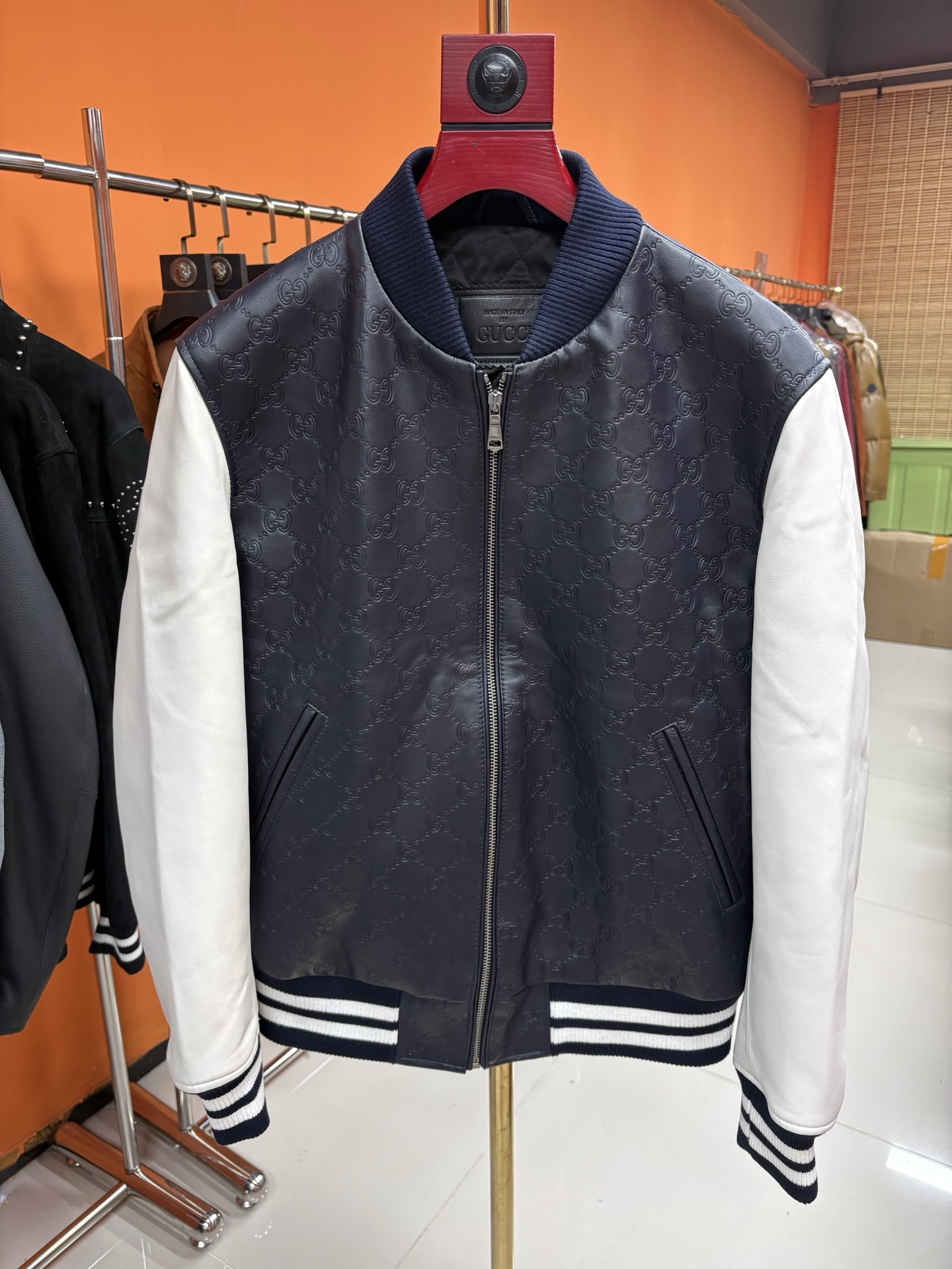 NO:870699,GUCCI Gucci, the same style as President Gu, Gucci men's high-end baseball HK company channel goods, tasting grade products, official counter display, the latest model in 25 years!  !  The jacket is made of imported lambskin, with logo embossed all over the body, and has a high-flying style. It has a basic baseball style, three-dimensional cutting dividing lines, and pays attention to human comfort aesthetics. It satisfies the conventional and orthodox dressing needs that are inclusive of all occasions. It is highly recognizable, shows the vibrant colors of the city, and is highly moldable and wearable!  The fabric is lambskin imported from Australia, with a bright blue color. The leather scalp is soft and tough. It has both comfort and breathability. The upper body is light and unburdened. The overall details are of high quality. All accessories are supplied by customers. It is very expensive and luxurious. Code number 48-58 Code: Gucci-clothing, gucci, gucci, jackets & coats, sheepskin,19860909GUCCI 古奇 古校长同款 古驰男士高端棒球HK洋行渠道货,品鉴级产物,官柜主推展示,25年最新款！！ 夹克采用进口小羊皮,全身logo压花,风格飞扬.基础棒球款的版型,立体裁剪分割线,考究人体舒适型美学.满足于常规正统且包容所有场合的的着装需求,辨识度鲜明,尽显都市活力色彩,且塑造性和实穿性极高！ 面料是澳洲进口小羊皮,蓝色鲜艳,皮质头皮柔软并且韧性十五足.舒适性与透气性兼备,上身轻便且无负担感,,整体细节品质感超强,辅料全系客供,非常贵奢高级 码数48—58编码:,古驰-服装,gucci,gucci,jackets & coats,sheepskin,,Women's clothing