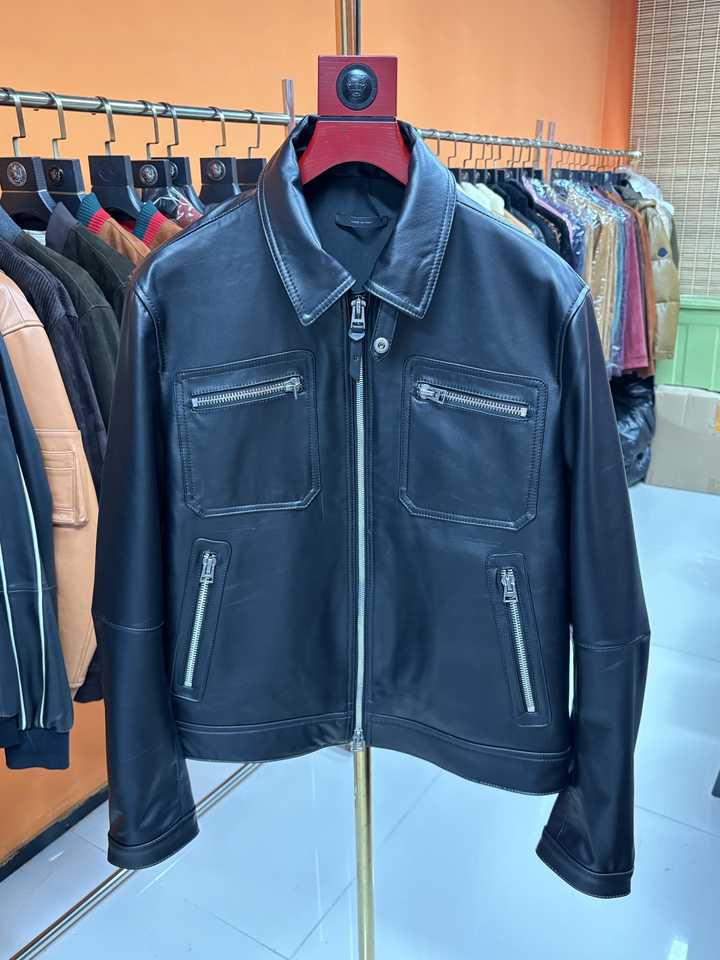 NO:868138,TOM FORD, made of high-quality sheepskin, has a soft touch, high texture, and a simple yet fashionable design. It perfectly integrates modern elements and shows unparalleled charm. It is not only convenient and practical, but also adds a sense of fashion. The TF leather jacket is not only a fashion item, but also a reflection of an attitude towards life. It represents your pursuit of quality, love for fashion, and passion for life.  The style of the lapel jacket is fashionable and capable, which not only shows your elegant figure, but also gives you confidence and charm. Whether you are walking through the bustling streets of the city or attending important social occasions, this Tom Ford code number is 48-56. Code:, men's clothing, tom ford, tom ford, jackets & coats, leather jacket, sheepskin,19860909TOM FORD汤姆福特、优质羊皮材质,触感柔软,质感上乘,设计简约而不失时尚感.它完美地融合了现代的元素,展现出无与伦比的魅力.不仅方便实用,更增添了几分时尚感.TF皮衣不仅仅是一件时尚单品,更是一种生活态度的体现.它代表着你对品质的追求,对时尚的热爱,对生活的热情. 翻领夹克的版型,时尚而干练,不仅展现出您的优雅身姿,更赋予您自信与魅力.无论是穿梭于都市的繁华街道,还是出席重要的社交场合,这款汤姆福特 码数48—56编码:,男装,tom ford,tom ford,jackets & coats,leather jacket,sheepskin,,Women's clothing