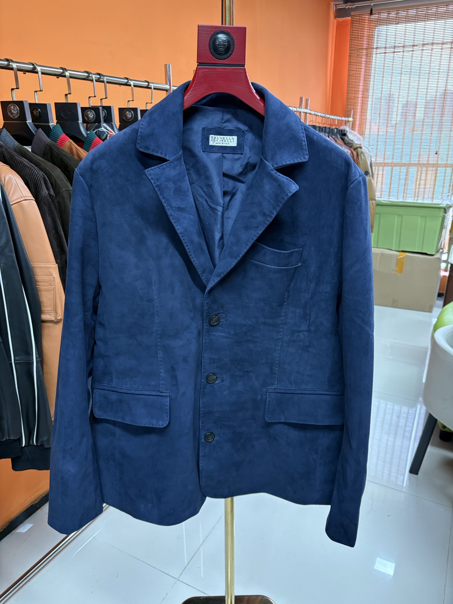 NO:868177,25 new lapel BC suede suit leather jacket. High-quality suede sheepskin material, soft to the touch, superior texture, simple yet fashionable design. It perfectly blends retro and modern elements, showing unparalleled charm. The classic topstitch stitching design, combined with the personalized zipper and four-button closure design, is not only convenient and practical, but also adds a sense of fashion. The TF leather jacket is not only a fashion item, but also a reflection of an attitude towards life. Code number 48-58 Code:, men's clothing, tom  ford,leather jacket,sheepskin,1986090925新品翻领BC反绒皮西服皮衣.优质绒面羊皮材质,触感柔软,质感上乘,设计简约而不失时尚感.它完美地融合了复古与现代的元素,展现出无与伦比的魅力.经典明线车线设计,结合个性的拉链和四合扣闭合设计,不仅方便实用,更增添了几分时尚感.TF皮衣不仅仅是一件时尚单品,更是一种生活态度的体现. 码数48—58编码:,男装,tom ford,leather jacket,sheepskin,,Women's clothing