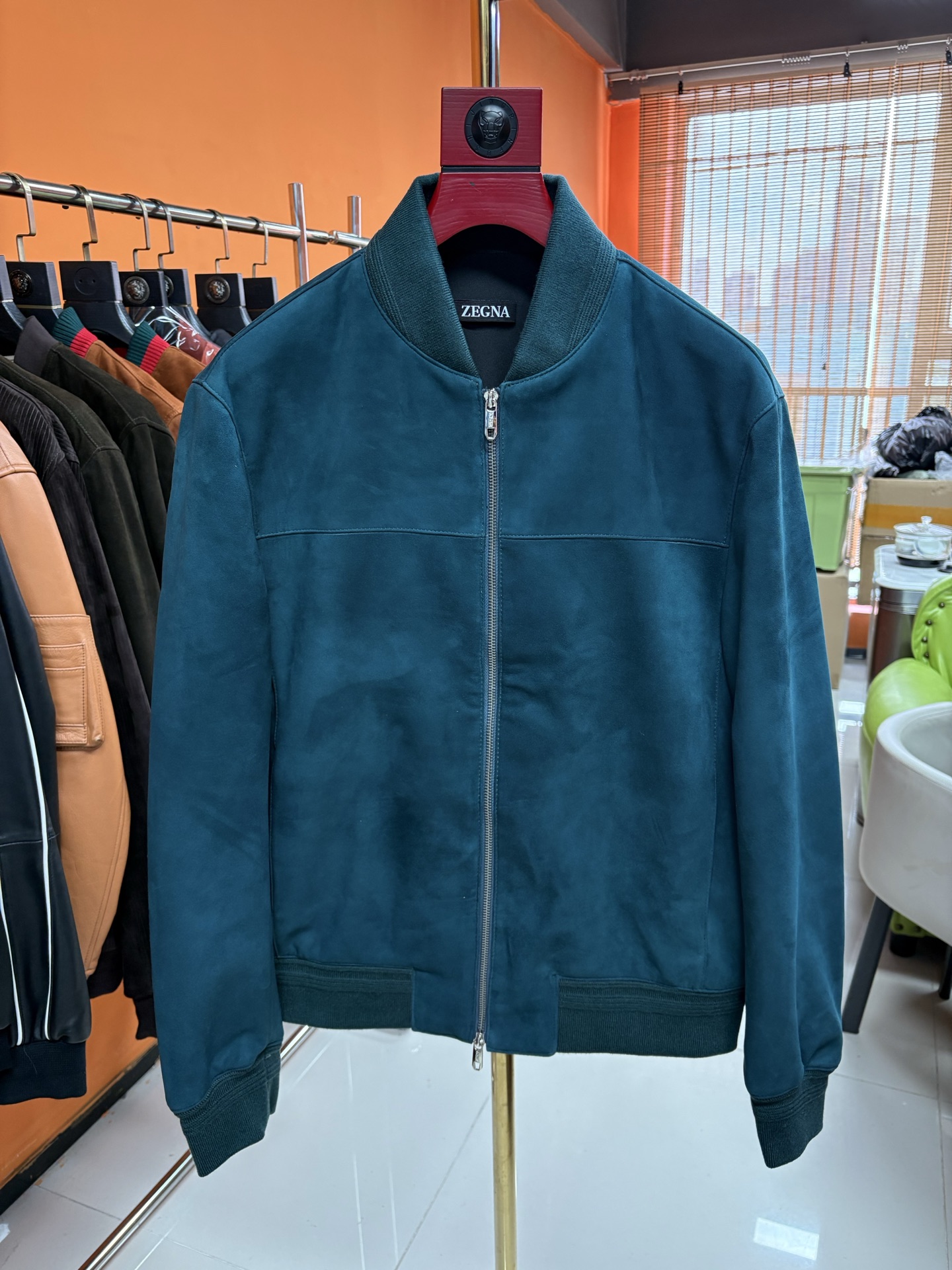 NO:868120,Hong Kong Harbor City counter synchronizes with Zegna - the counter's latest hot-selling baseball jersey suede leather jacket is shipped, a hot-selling item in European and American counters!  Selected high-quality sheep leather imported from New Zealand with a three-dimensional slim fit, simple and elegant, low-key yet elegant, absolutely suitable for you with taste. Welcome to compare at the counter and reproduce one to one. Code number 48--58 Code:, men's clothing, zegna, leather jacket, sheepskin,19860909香港海港城专柜同步杰尼亚-专柜最新爆款棒球服反绒皮衣出货 欧美专柜热销单品！精选新西兰进口上等绵羊皮料搭配立体修身版型,简约大方 低调不失雅致 绝对适合有品味的您.欢迎专柜对比,一比一复刻. 码数48—-58编码:,男装,zegna,leather jacket,sheepskin,,Women's clothing