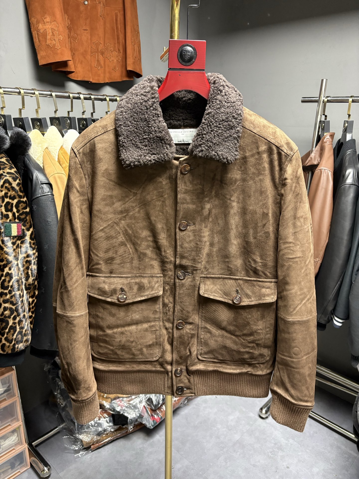 NO:890929,The BC Italian counter synchronizes Brunello Cucinelli autumn and winter men's clothing discounts during the season. The Brunello Cucinelli autumn and winter men's clothing that I like is integrated with fur. At the same time, I also want to make room for the newly arrived reosrt. The 50% off value for money is not only high, it is very high. They are all new styles of the season!  Recommended imported suede fur all-in-one hot style. Code number 48-58:, men's clothing, brunello cucinelli,19860909BC意大利专柜同步brunello cucinelli秋冬换季男装折扣季探店喜欢的Brunello Cucinelli秋冬男装皮毛一体同时也要给新到的reosrt腾空间,五折性价比真的不止高,是很高了, 都是当季新款哈！进口反绒皮毛一体爆款推荐.码数48—58编码:,男装,brunello cucinelli,,Women's clothing