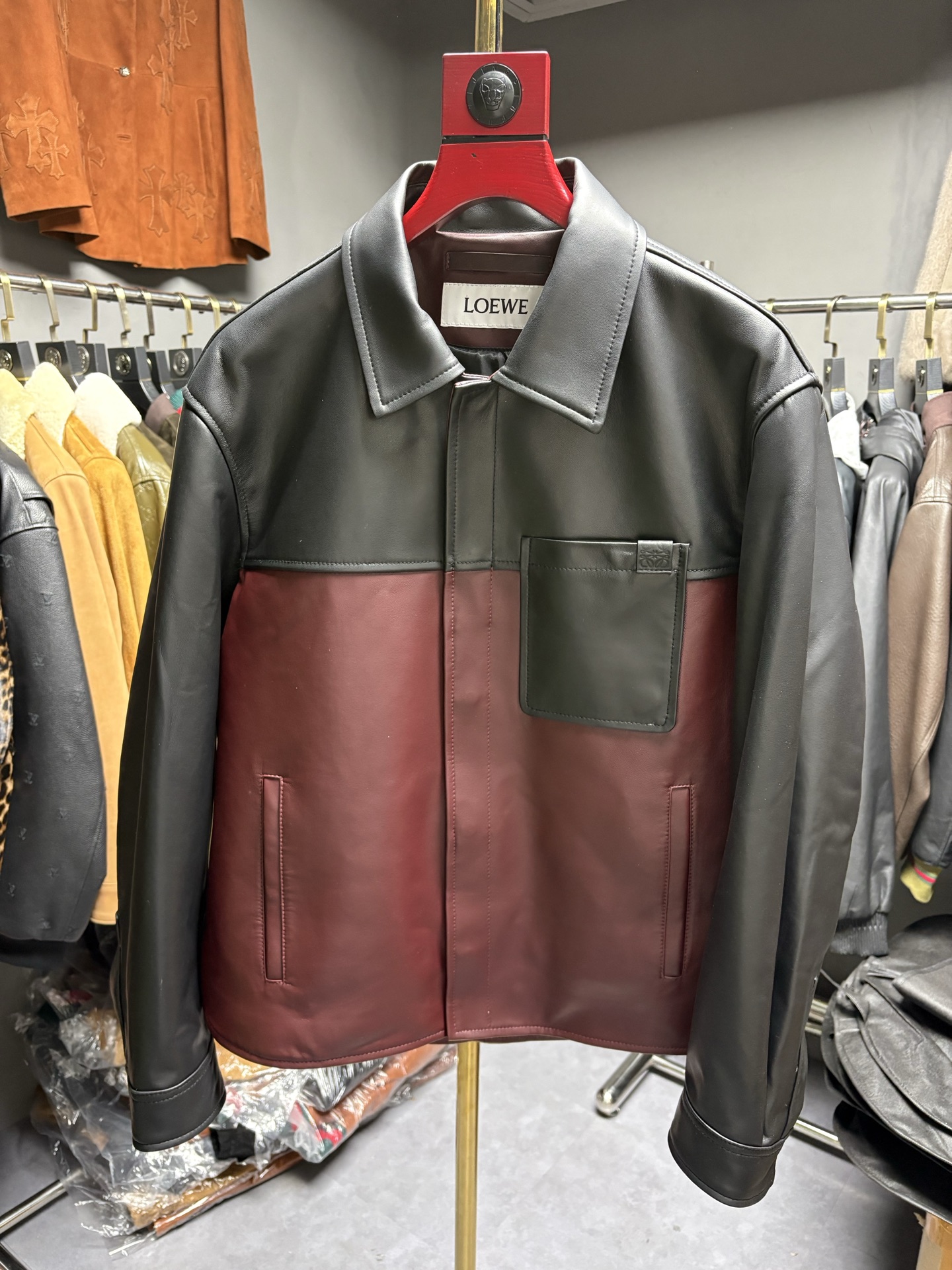 NO:890934,LOEWE  Loewe's new leather jacket for autumn and winter, a new model of men's fashion. At the forefront of fashion, Loewe has always been synonymous with excellent quality and innovative design. In the autumn and winter of this year, Loewe once again used extraordinary creativity to bring a unique sheepskin jacket to men, showing the unique charm of a modern gentleman. This jacket is made of Australian sheepskin and has a bright color.  Deep and full of charm, it is like wearing the mysterious tranquility of the autumn forest on your body. The sheepskin texture is delicate and soft, and has excellent durability. As time goes by, it will increasingly show its unique luster and texture. The lapel slip-shoulder version is the finishing touch of this jacket. The lapel design is simple and neat, adding a bit of sophistication and ease; the slip-shoulder  The tailoring breaks the traditional constraints, weakens the shoulder lines, and creates a casual and relaxed feeling, which can be easily controlled regardless of body shape, perfectly interpreting the fashion attitude of modern men. The threaded design of the hem is not only practical, but also highlights the quality in the details. It is effectively windproof and warm, ensuring that it can remain warm and comfortable in cold weather; at the same time,  The elasticity of the thread makes wearing more comfortable and unrestricted movement. The Loewe brand LOGO patched under the back collar is a low-key and luxurious status symbol. Exquisite craftsmanship and delicate materials complement each other, inadvertently revealing the brand's profound heritage and high-end quality. Only those who know the industry can understand the taste and style at a glance.  . Code number 48——58 code, Loewe-clothing, loewe, loewe, jackets & coats, leather jacket, sheepskin,19860909LOEWE 罗意威秋冬新款皮衣,男士时尚新典范在时尚的前沿舞台,罗意威一直是卓越品质与创新设计的代名词.年秋冬,罗意威再次以非凡创意,为男士们带来了一款别具一格的羊皮夹克,尽显现代绅士的独特魅力.这款夹克精选澳洲羊皮,色泽深沉而富有韵味,宛如将秋日森林的神秘静谧穿在身上.羊皮质感细腻柔软,兼具卓越的耐用性,随着时间的推移,会愈发彰显出独有的光泽与质感.翻领溜肩版型是这件夹克的点睛之笔,翻领设计简洁利落,增添了几分干练与洒脱；溜肩剪裁打破传统束缚,弱化肩部线条,营造出随性自在的松弛感,无论何种身形都能轻松驾驭,完美诠释现代男士的时尚态度.下摆的螺纹设计不仅实用,更在细节处彰显品质.它有效防风保暖,确保在寒冷天气中也能保持温暖舒适；同时,螺纹的弹性让穿着更加自在,活动不受限制.后衣领下方的罗意威品牌LOGO贴皮,是低调而奢华的身份象征.精致的工艺与细腻的材质相得益彰,不经意间流露出品牌的深厚底蕴与高端品质,只有懂行的人才能一眼洞悉其中的品味与格调 . 码数48———58编码,罗意威-服装,loewe,loewe,jackets & coats,leather jacket,sheepskin,,Women's clothing